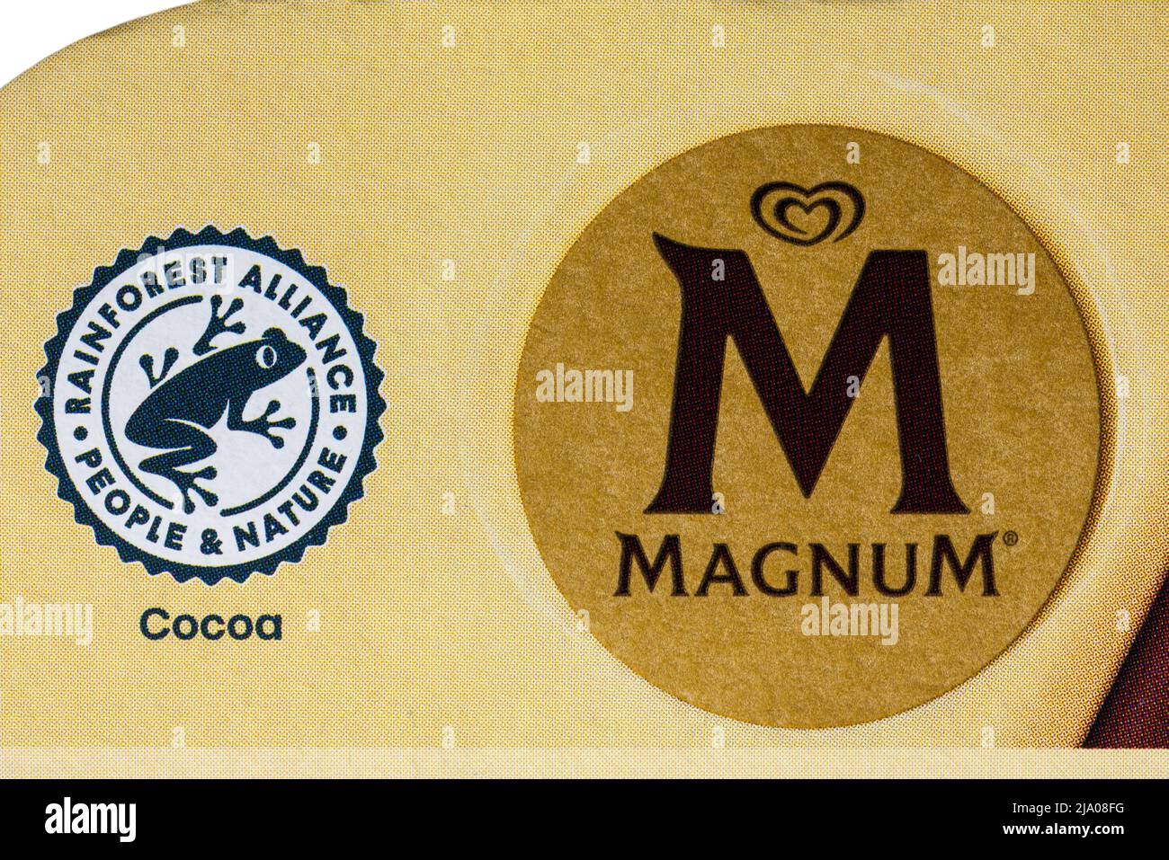 Logo symbole « Rainforest Alliance People & nature Certified » cacao sur  boîte de crèmes glacées Magnum White Chocolate & Berry Remix Photo Stock -  Alamy