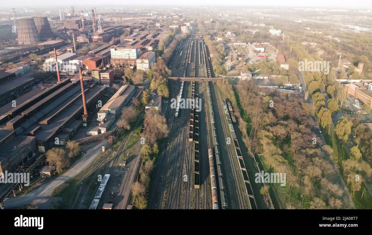 Aérien vue de dessus des conteneurs d'expédition de réservoir cylindrique de chemin de fer voie ferrée art composition artistique. Représentation créative de l'industrie du transport Banque D'Images