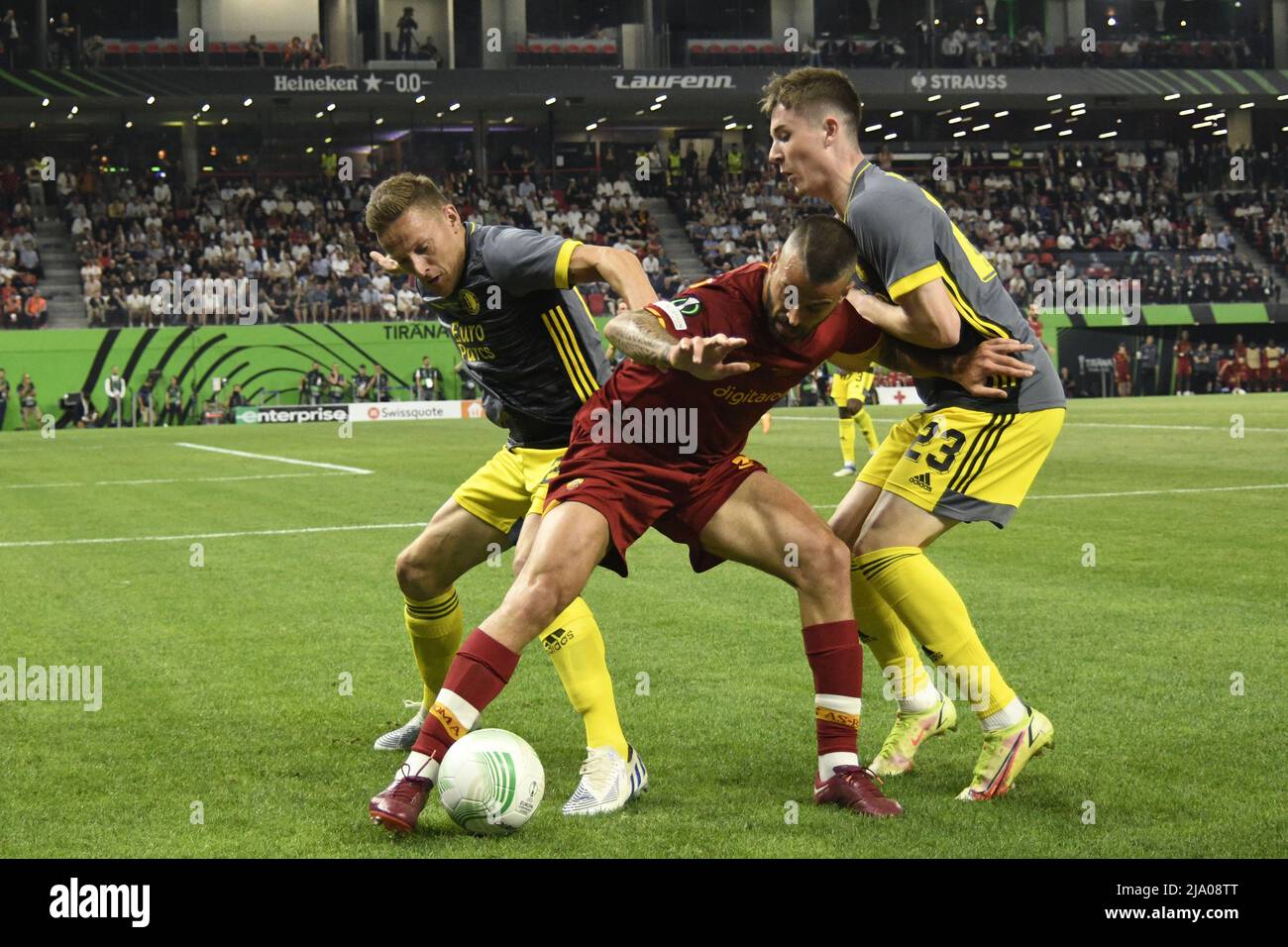 Leonardo Spinazzola (Roma)Jens Toornstra (Feyenoord)Patrik Walemark (Feyenoord) Lors du match de la Ligue des conférences européennes de l'UEFA 2021 2022 entre Roma 1-0 Feyenoord au stade national le 25 mai 2022 à Tirana, en Albanie. (Photo de Maurizio Borsari/AFLO) Banque D'Images