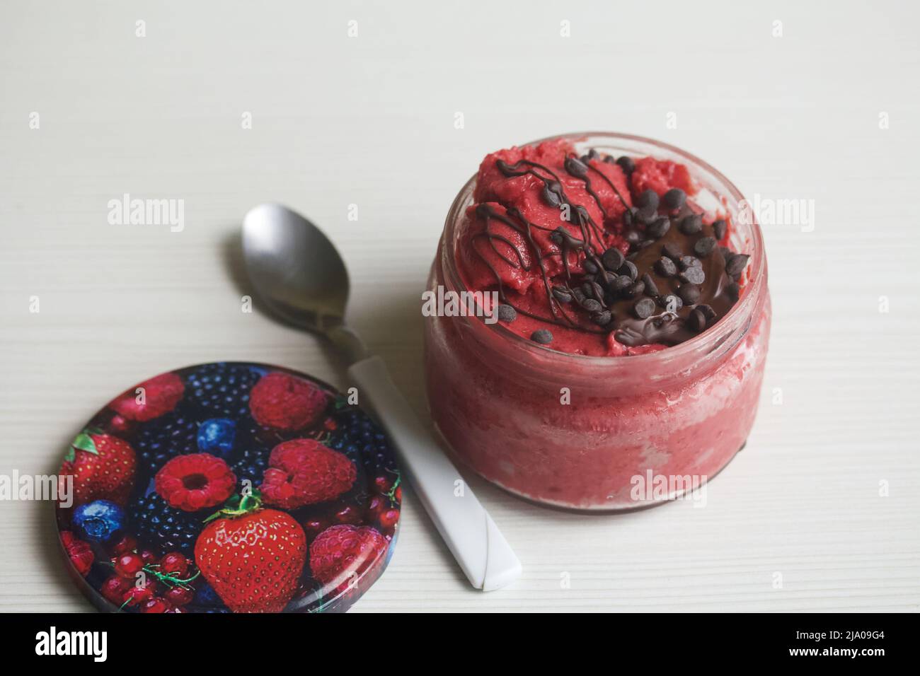 Sorbet fraise-banane. Décoration chocolat. Gros plan. Banque D'Images