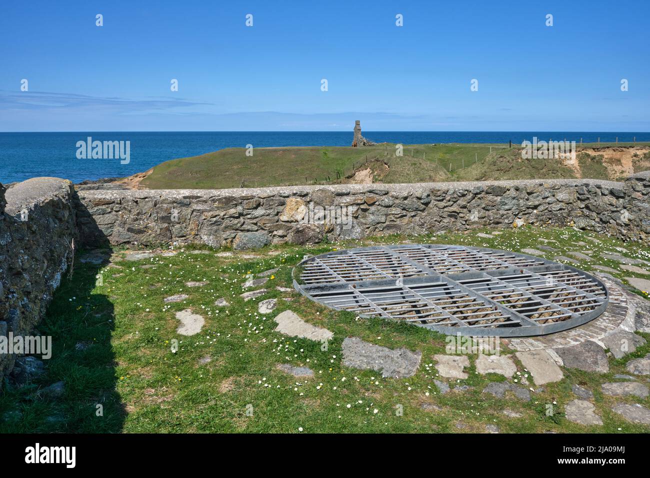 Ruines d'un chalet d'agent des douanes et d'un limekiln à Porth Ysgaden sur la péninsule de Llyn le long du Wales Coast Path Banque D'Images