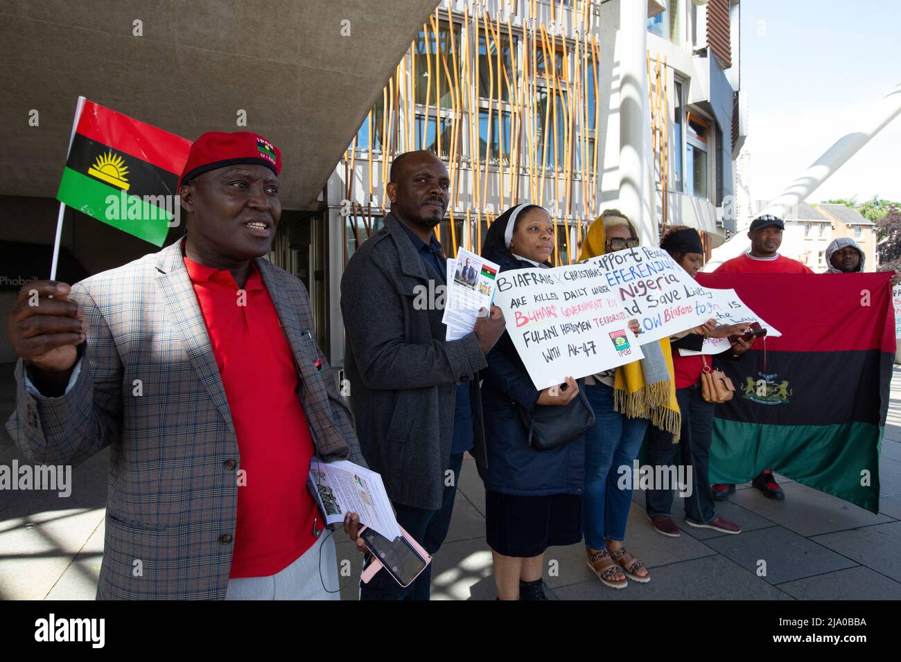 Édimbourg. Écosse, Royaume-Uni. 26th mai 2022. Les membres du public se réunissent à l'extérieur du Parlement écossais pour soutenir Biafra. Le Biafra est une nation de populations autochtones vivant dans la partie sud-est du Nigeria actuel. Pic Credit: Pako Mera/Alay Live News Banque D'Images