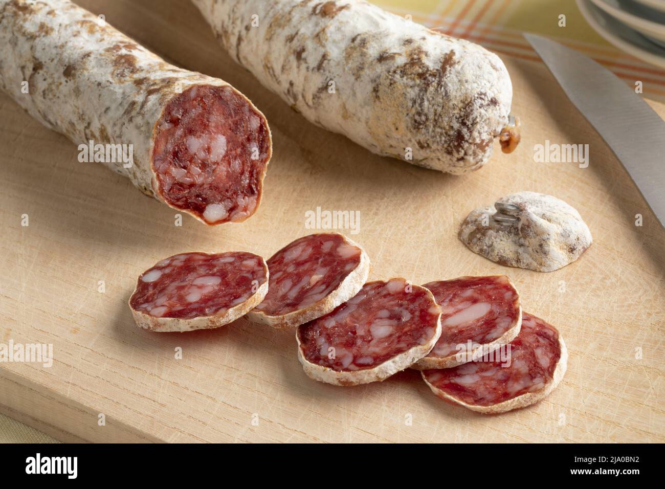 Saucisse française traditionnelle avec de la viande de canard et des tranches sur une planche à découper Banque D'Images