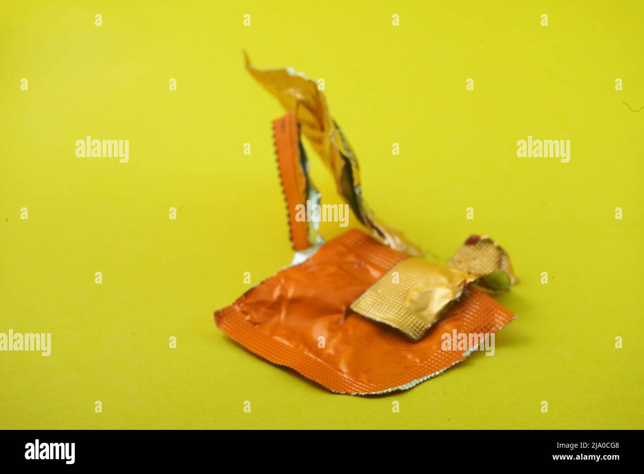 médecine plastique déchets fond jaune uni isolé. déchets chimiques et médicaux de laboratoire. Déchets plastiques et écologie Banque D'Images