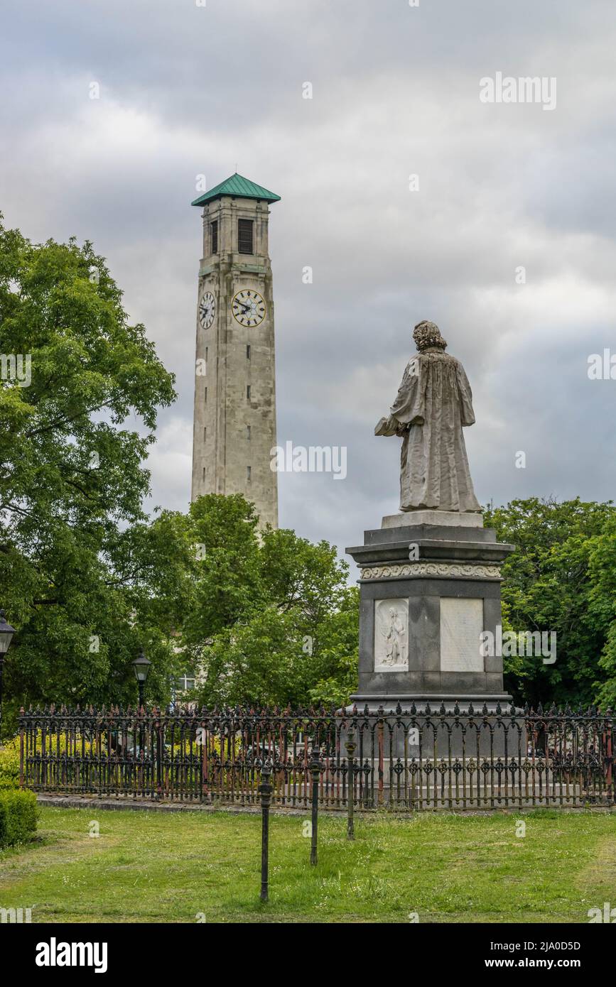 Civic Center Tour de l'horloge et statue d'Isaac Watts à Watts Park / West Park au printemps 2022, Southampton, Hampshire, Angleterre, Royaume-Uni Banque D'Images