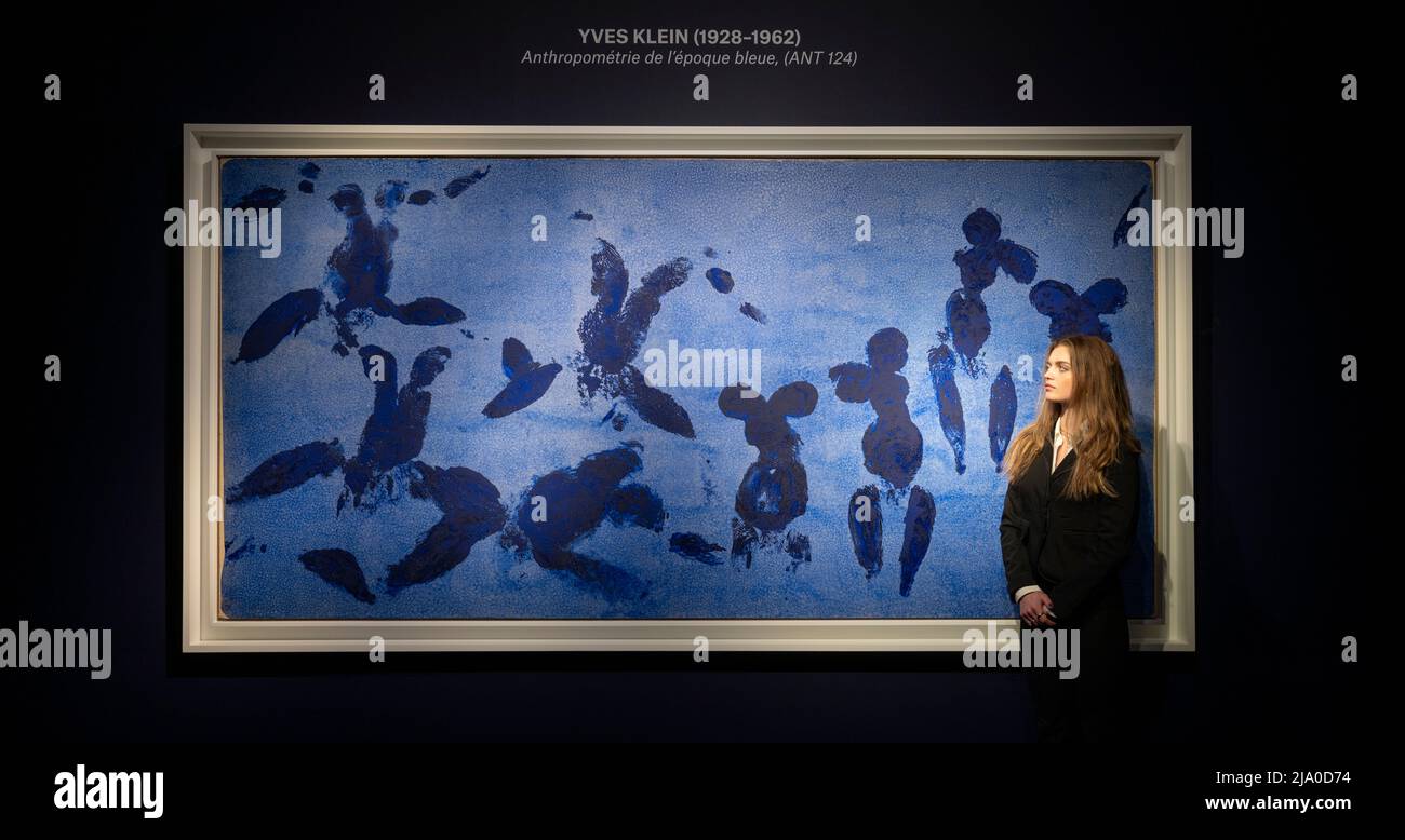 Christie’s, Londres, Royaume-Uni. 26 mai 2022. Anthropométrie de l’Epoque Bleue de l’artiste français Yves Klein sera un des principaux moments forts du siècle Christie 20th/21st: La soirée de Londres sale le 28 juin 2022, des offres dans l’ordre de £24 millions. Crédit : Malcolm Park/Alay Live News. Banque D'Images