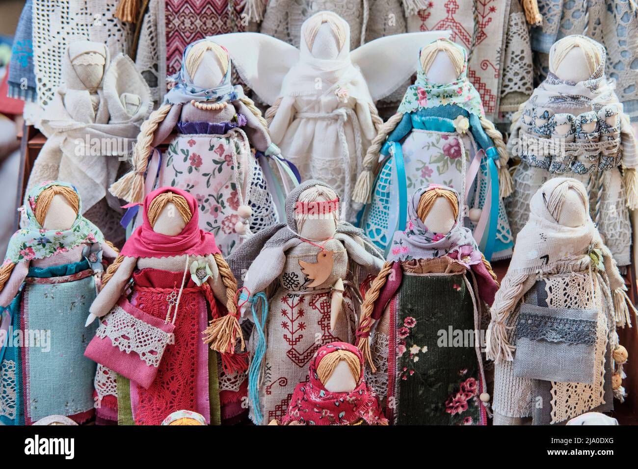 Poupées traditionnelles slaves de chiffon - amulettes associées aux traditions païennes Banque D'Images