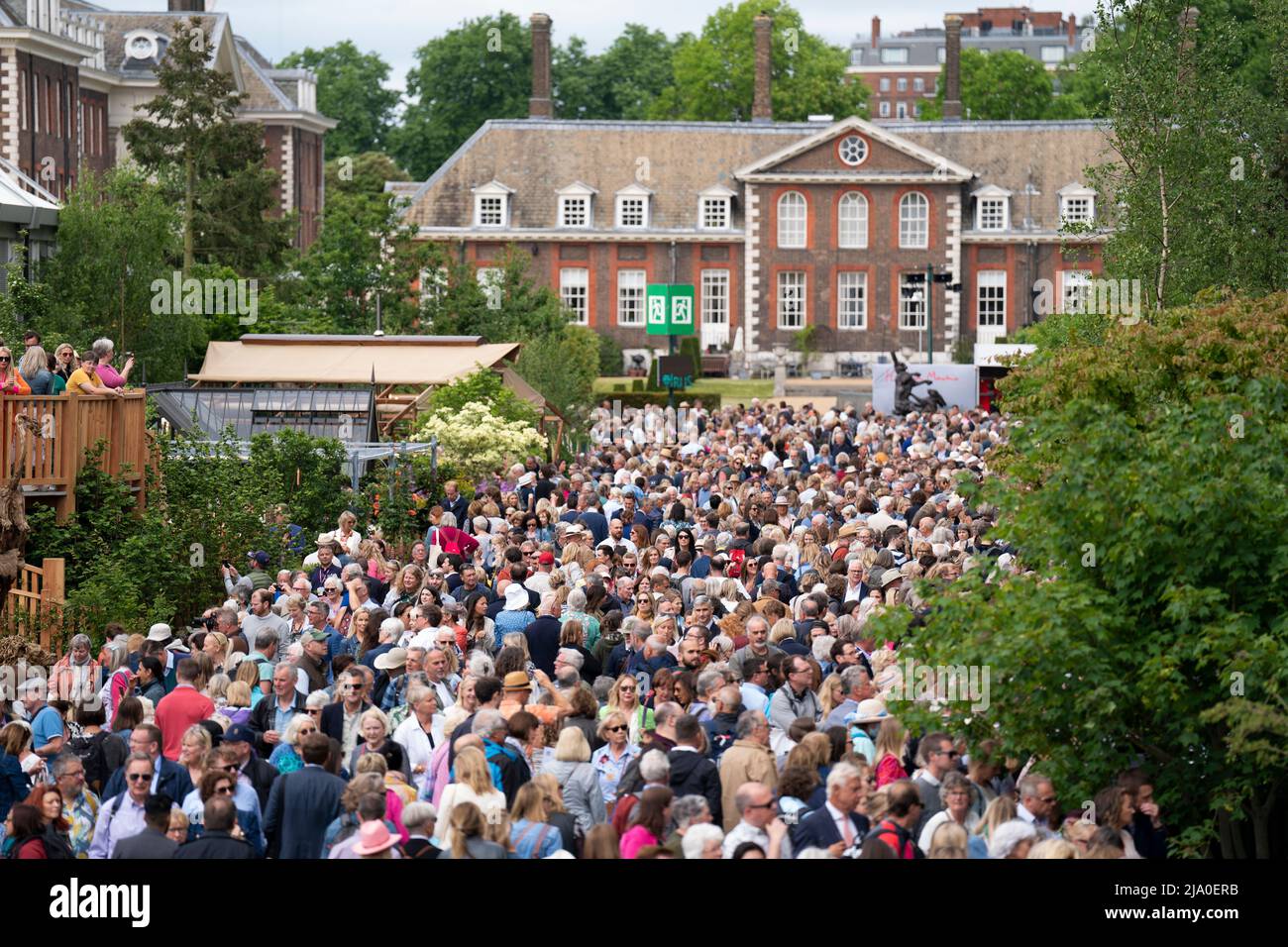 Visiteurs lors du salon Fleur RHS Chelsea au Royal Hospital Chelsea, Londres. Date de la photo: Jeudi 26 mai 2022. Banque D'Images