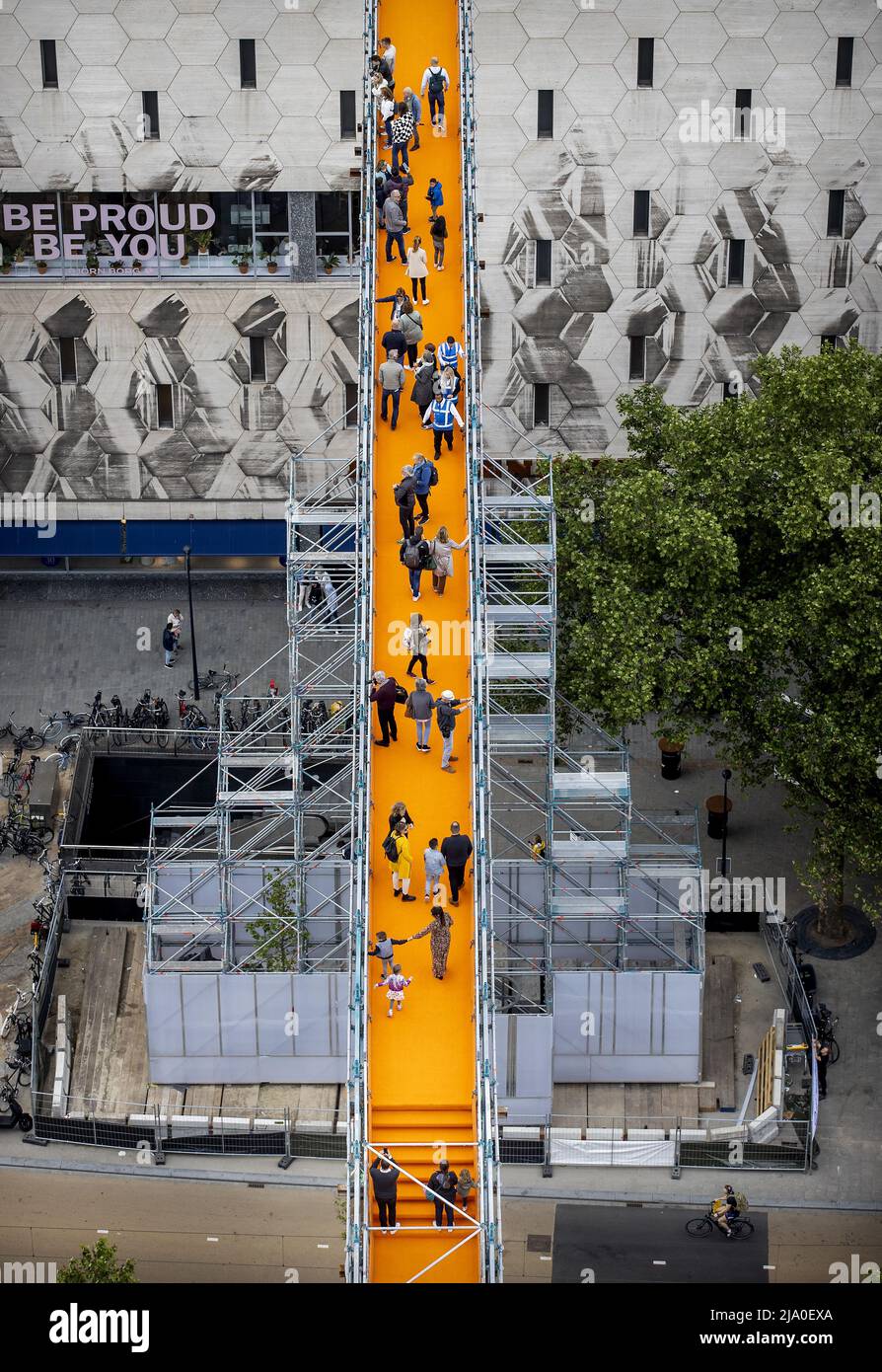 Rotterdam, pays-Bas. 2022-05-26 12:20:44 ROTTERDAM - les visiteurs marchent à travers le pont du ciel qui a été construit pour la promenade sur le toit de Rotterdam. Le pont aérien fait partie des journées sur le toit de Rotterdam et s'étend du bâtiment WTC au toit du grand magasin de Bijenkorf au-dessus du Coolsingel. ANP KOEN VAN WEEL pays-bas - belgique sortie crédit: ANP/Alay Live News Banque D'Images