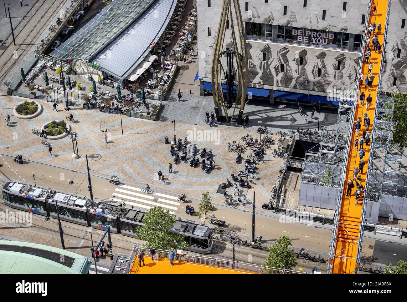 Rotterdam, pays-Bas. 2022-05-26 12:19:26 ROTTERDAM - les visiteurs marchent à travers le pont du ciel qui a été construit pour la promenade sur le toit de Rotterdam. Le pont aérien fait partie des journées sur le toit de Rotterdam et s'étend du bâtiment WTC au toit du grand magasin de Bijenkorf au-dessus du Coolsingel. ANP KOEN VAN WEEL pays-bas - belgique sortie crédit: ANP/Alay Live News Banque D'Images