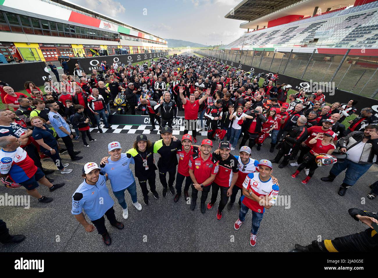Ci vediamo al Mugello! Ducati cavaliers en selle de Bologne à la piste. De l'usine Ducati de Borgo Panigale à la superbe Autodromo Internazionale del Mugello, Francesco Bagnaia, Jack Miller et Enea Bastianini se sont installés pour profiter de paysages incroyables à cheval sur le col de Futa. Mugello, Italie 25 mai, 2022 ci vediamo al Mugello! Los pilotos de Ducati legan desde Bolonia a la pista. Desde la fábrica de Ducati en Borgo Panigale hasta el impresionante Autodromo Internazionale del Mugello, Francesco Bagnaia, Jack Miller y Enea Bastianini disfrutan de un paisaje increible en el Paso de F Banque D'Images