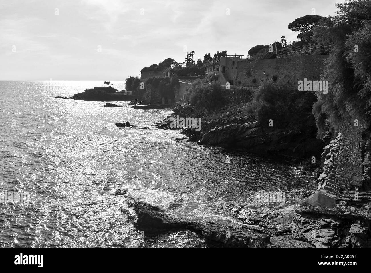 Vue panoramique noir et blanc depuis la promenade Anita Garibaldi, sentier populaire surplombant le golfe du Paradis, Nervi, Gênes, Ligurie, Italie Banque D'Images