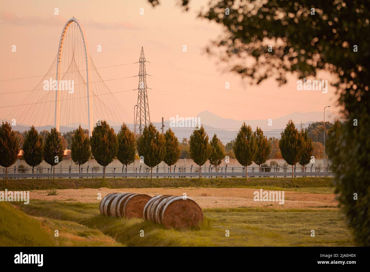 Une des branches du pont de Calatrava avec le paysage et les montagnes d'Appennini en arrière-plan, Reggio Emilia, Emilie Romagne, Italie. Banque D'Images
