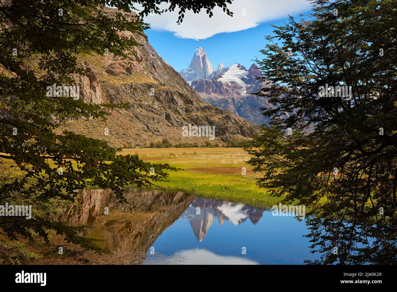 Vue sur le Mont Fitz Roy reflétée dans les eaux d'un lagon, El Chalten, Santa Cruz, Patagonie, Argentine. Banque D'Images