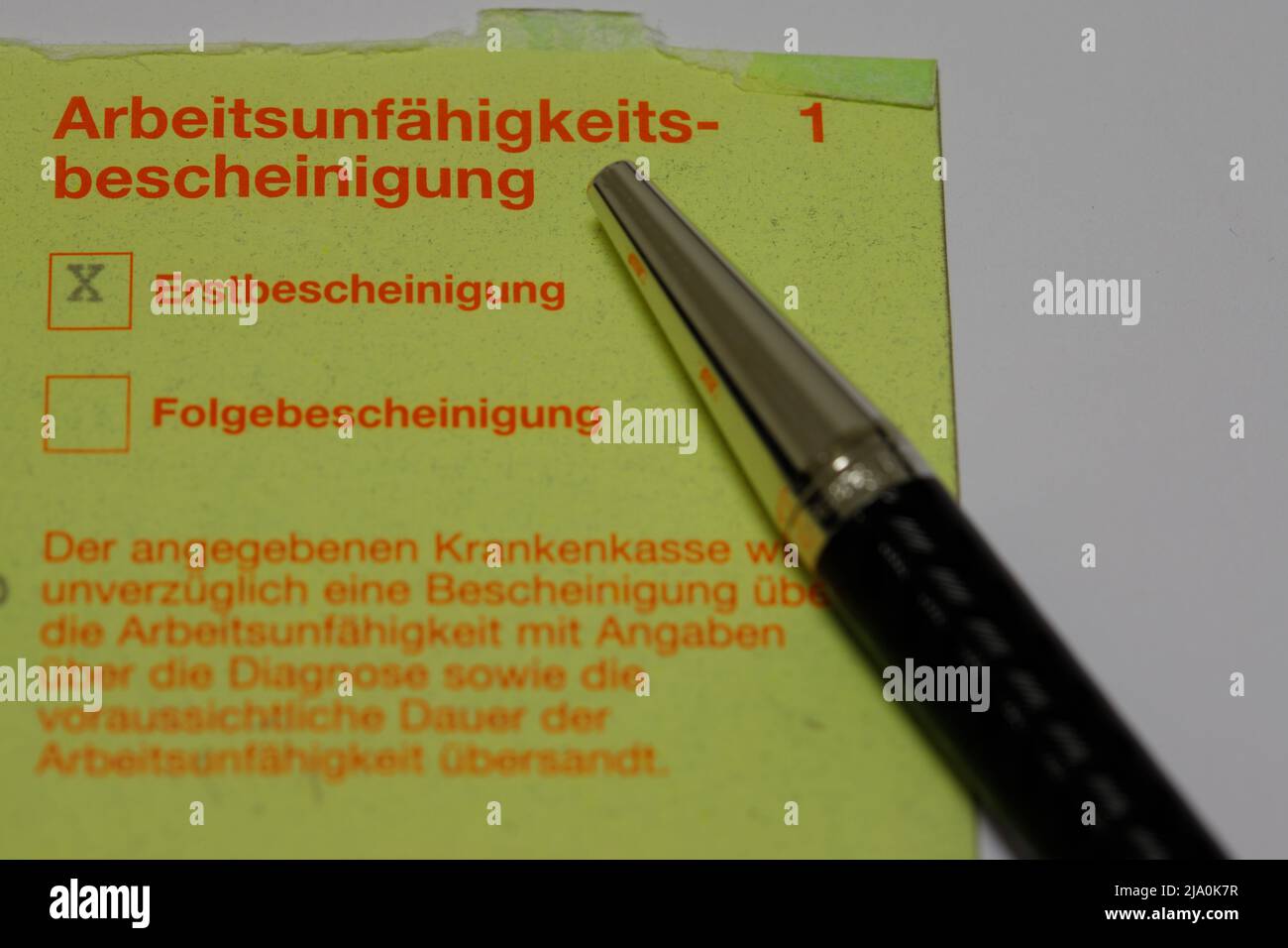 Nuremberg, Allemagne - Mai 17, 2022: Certificat d'incapacité de travail (allemand: Arbeitsunfähigkeitsbescheinigung) Banque D'Images
