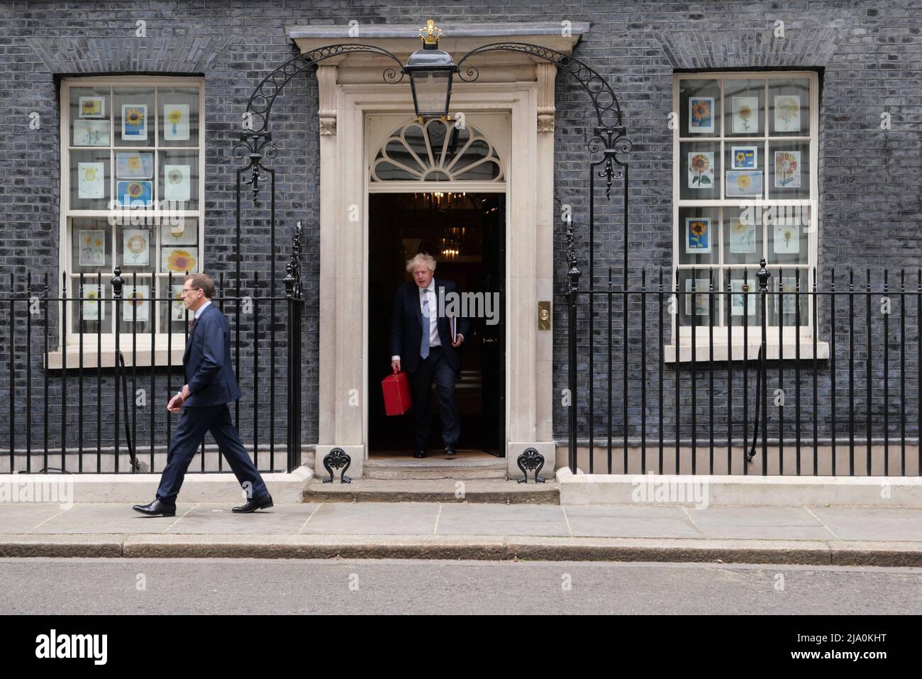 Boris Johnson quitte N10 avec une valise rouge aujourd'hui en direction de  Westminster alors que le chancelier annonce des plans pour donner à tous  les ménages £400 d'aide financière comme une subvention