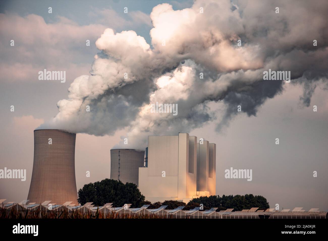 Les émissions des cheminées de l'usine de production d'énergie causent la pollution de l'air. Banque D'Images