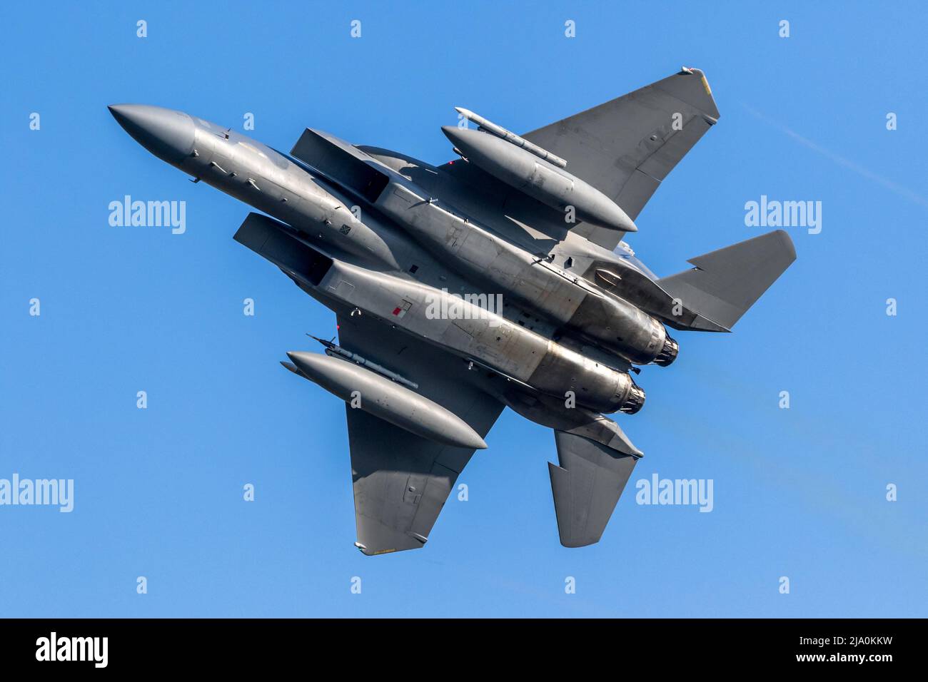 Avion intercepteur de chasseur de la force aérienne militaire en vol complet. Banque D'Images