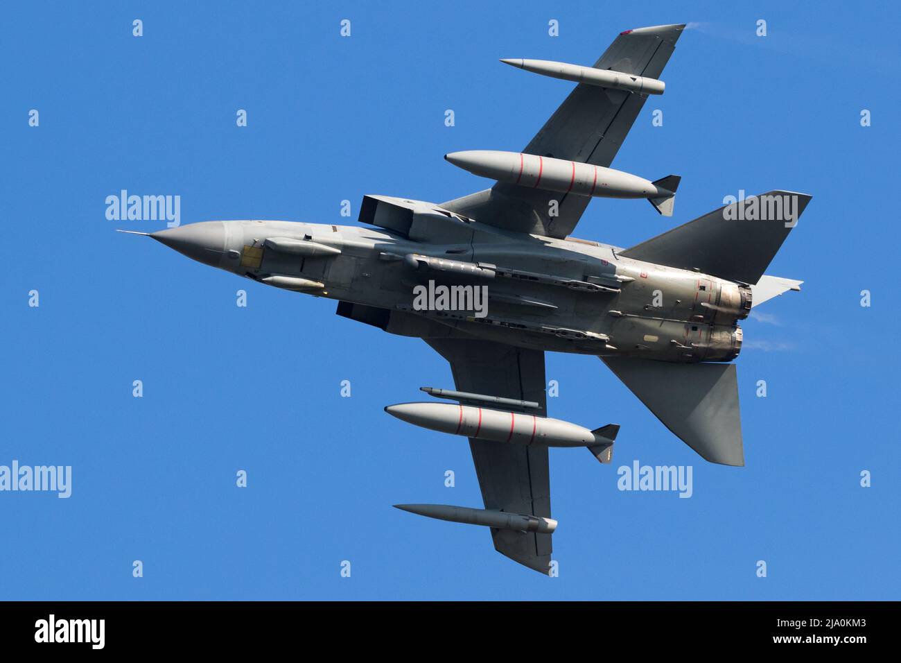 Avion intercepteur de chasseur de la force aérienne militaire en vol complet. Banque D'Images