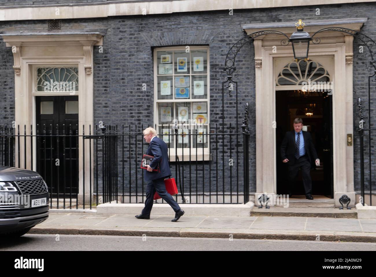 Boris Johnson quitte N10 avec une valise rouge aujourd'hui en direction de Westminster alors que le chancelier annonce des plans pour donner à tous les ménages £400 d'aide financière comme une subvention à des millions de personnes. Il sera payé par une taxe à effet de coupe des compagnies d'énergie faisant des milliards de bénéfices tandis que des millions de personnes Au Royaume-Uni, les gens doivent choisir entre le chauffage et la consommation à mesure que les prix augmentent ..tous les ménages doivent obtenir £400 en automne sous forme de subvention qui n'aura pas besoin d'être remboursée. Pendant ce temps, Boris Johnson fait pression pour cesser de fumer sur les différentes parties détenues à N10 pendant que connu sous le nom Porte de fête après le rapport Sue Gray . Banque D'Images