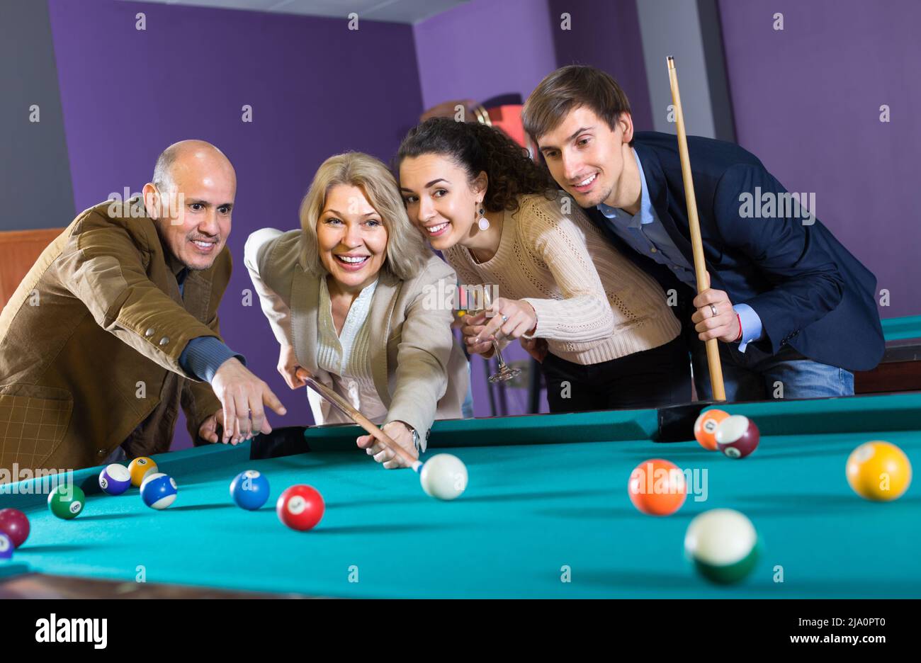 Groupe d'adultes jouant au billard. Banque D'Images