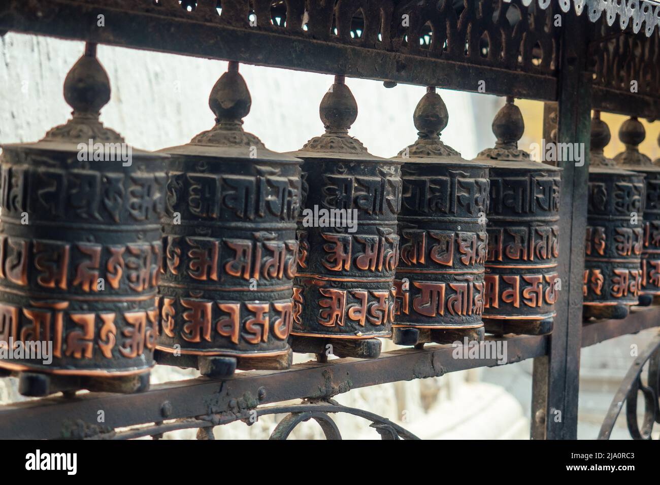 Fûts en bois tibétains avec prières. Concept de tourisme et de religion. Népal Himalaya Banque D'Images