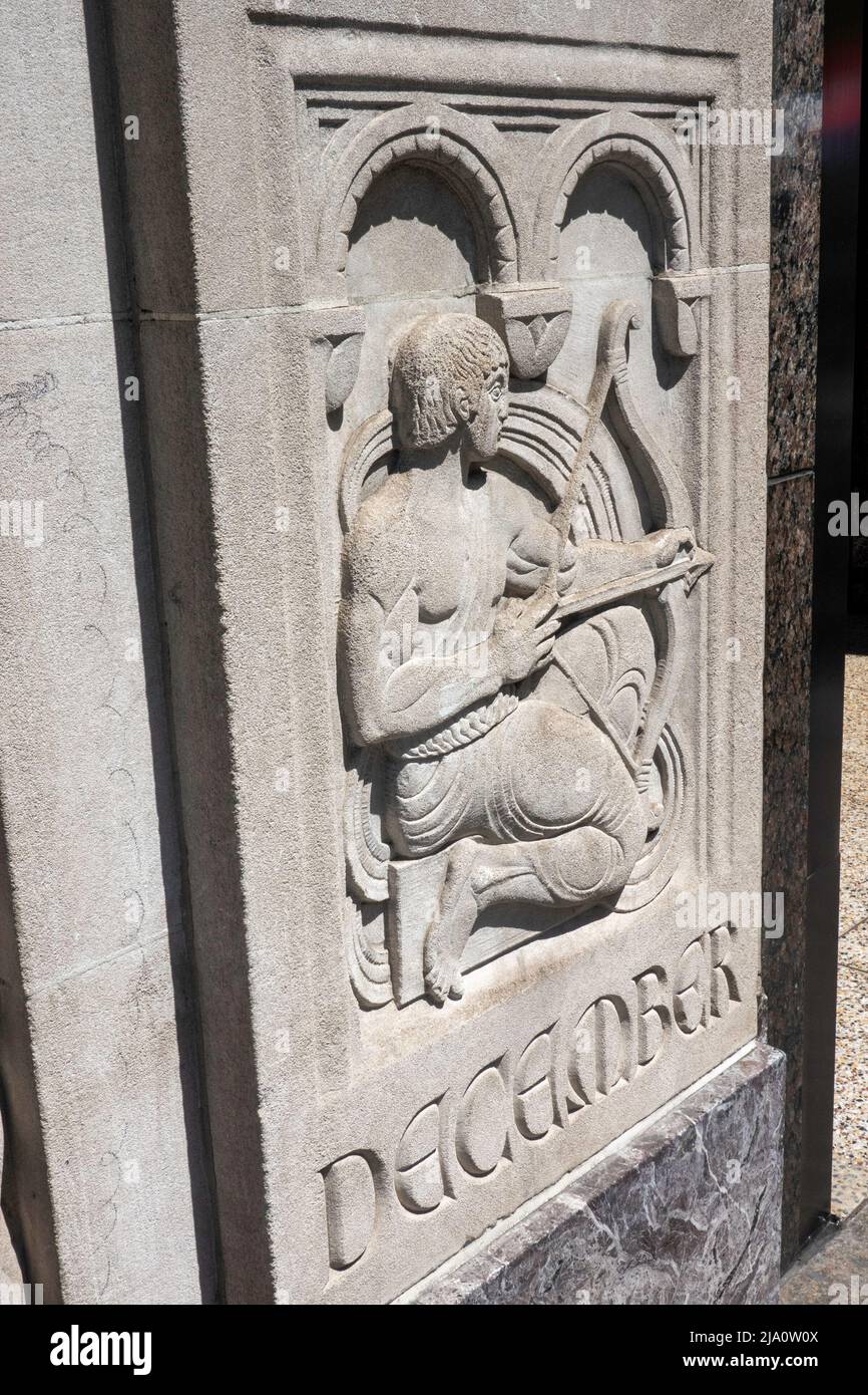 L'entrée de la Salmon Tower au 11 West 42nd Street est en calcaire avec 12 panneaux indiquant le Zodiac, Midtown Manhattan, New York City, USA 2022 Banque D'Images