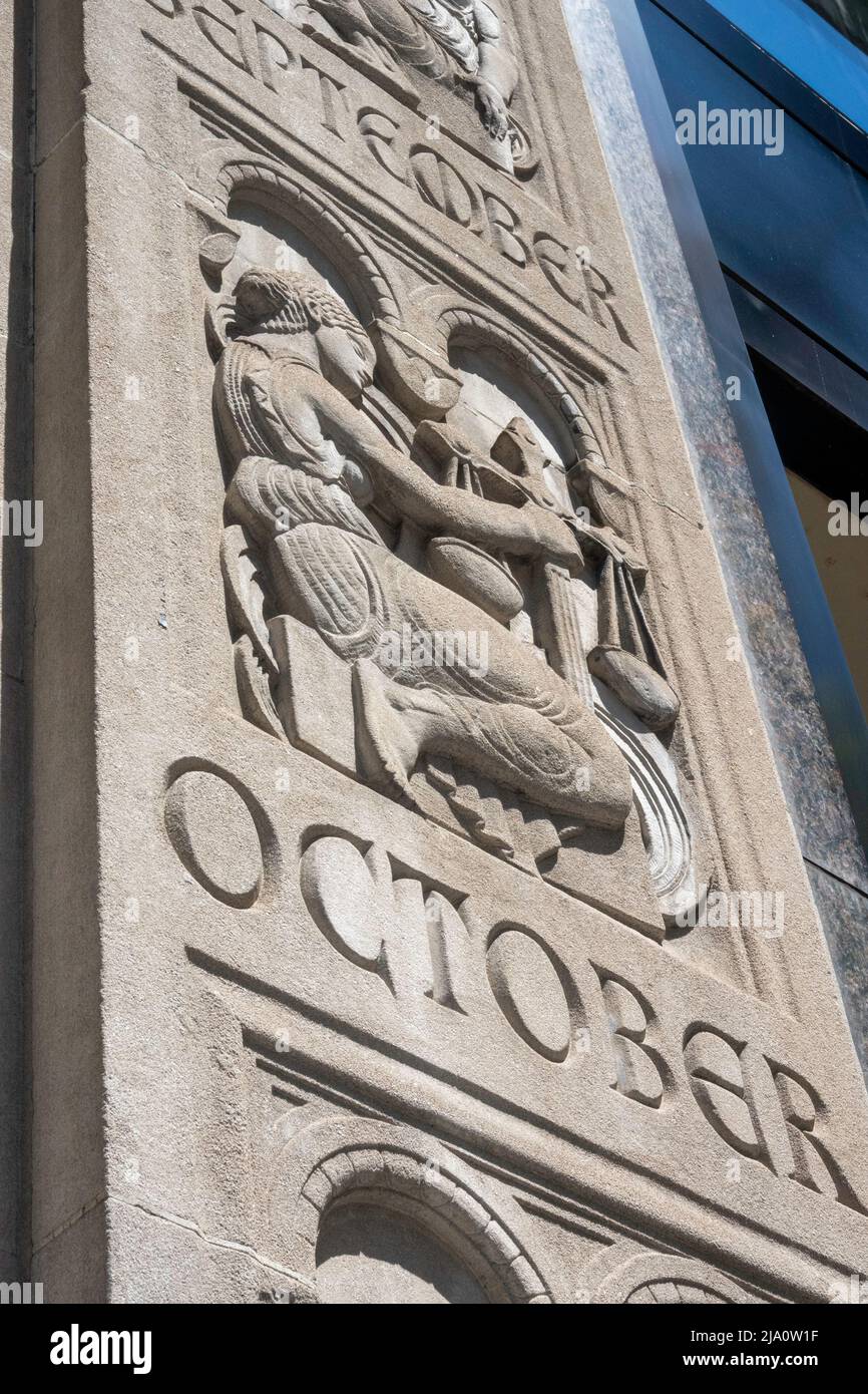 L'entrée de la Salmon Tower au 11 West 42nd Street est en calcaire avec 12 panneaux indiquant le Zodiac, Midtown Manhattan, New York City, USA 2022 Banque D'Images