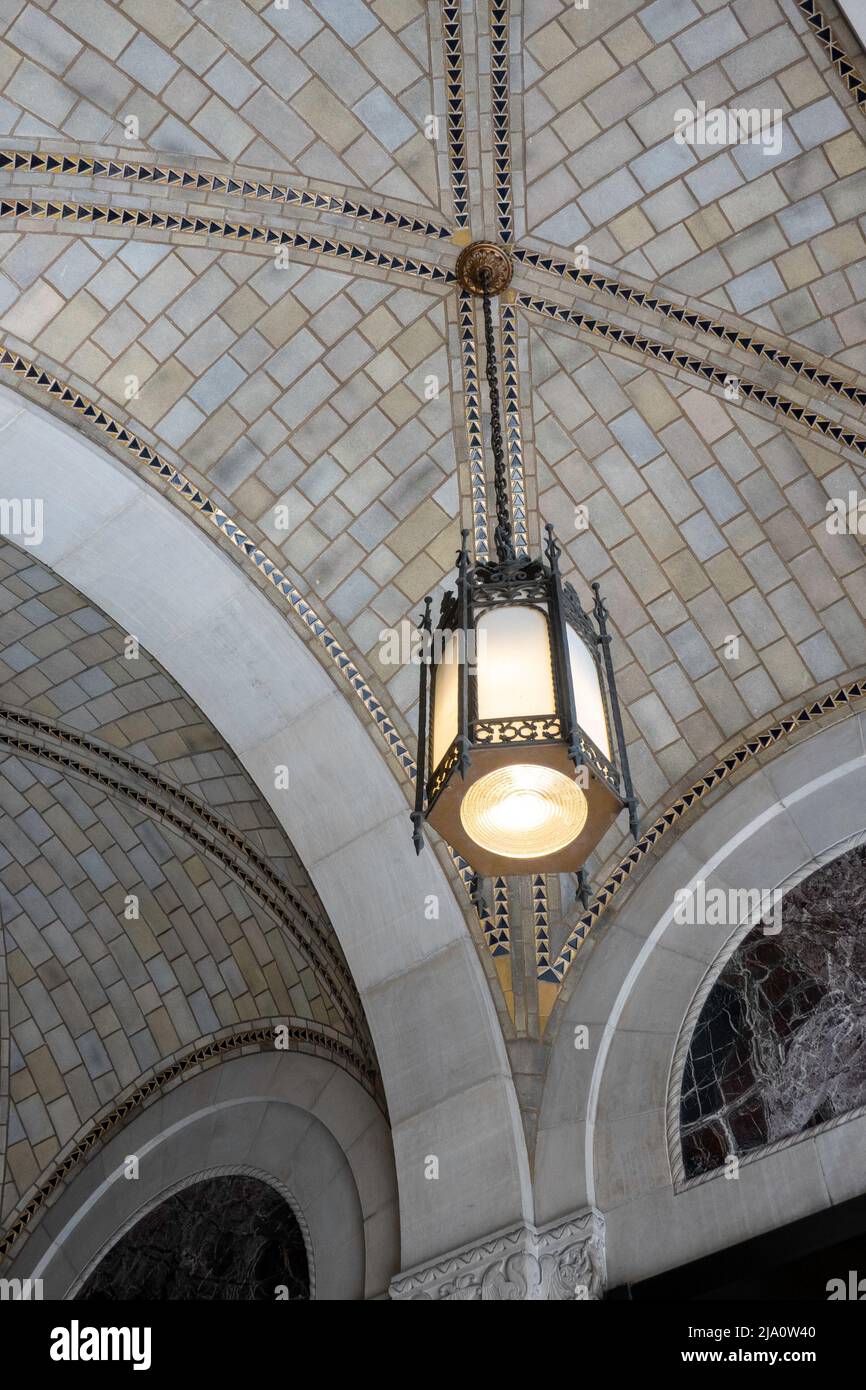 L'entrée de la Salmon Tower au 11 West 42nd Street est dotée d'un plafond en carreaux voûtés avec des lampes suspendues décoratives, Midtown Manhattan, New York City, USA 2022 Banque D'Images