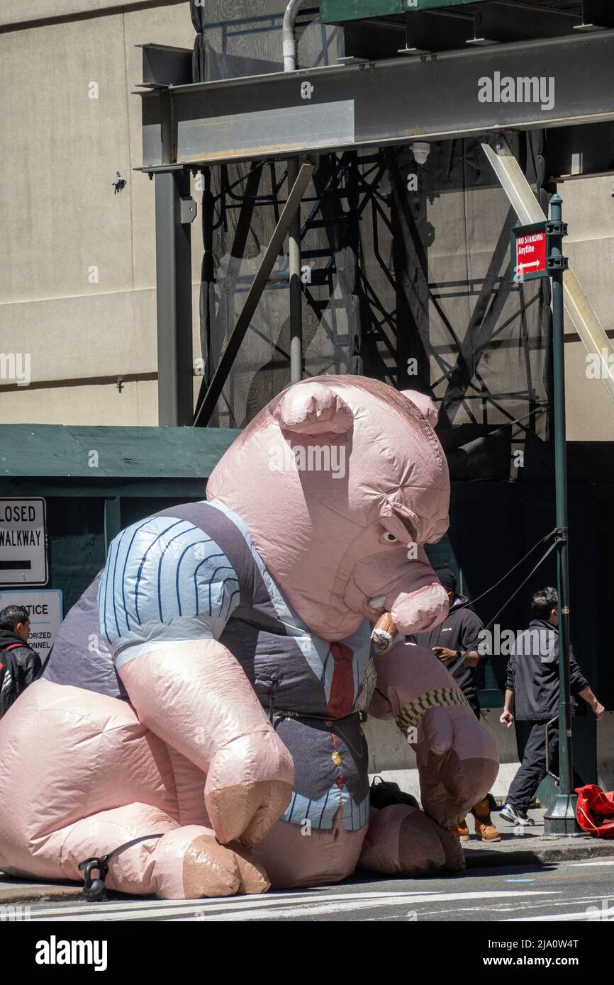 « Greedy Pig » est une montgolfière géante à Union manifestations, New York City, États-Unis Banque D'Images