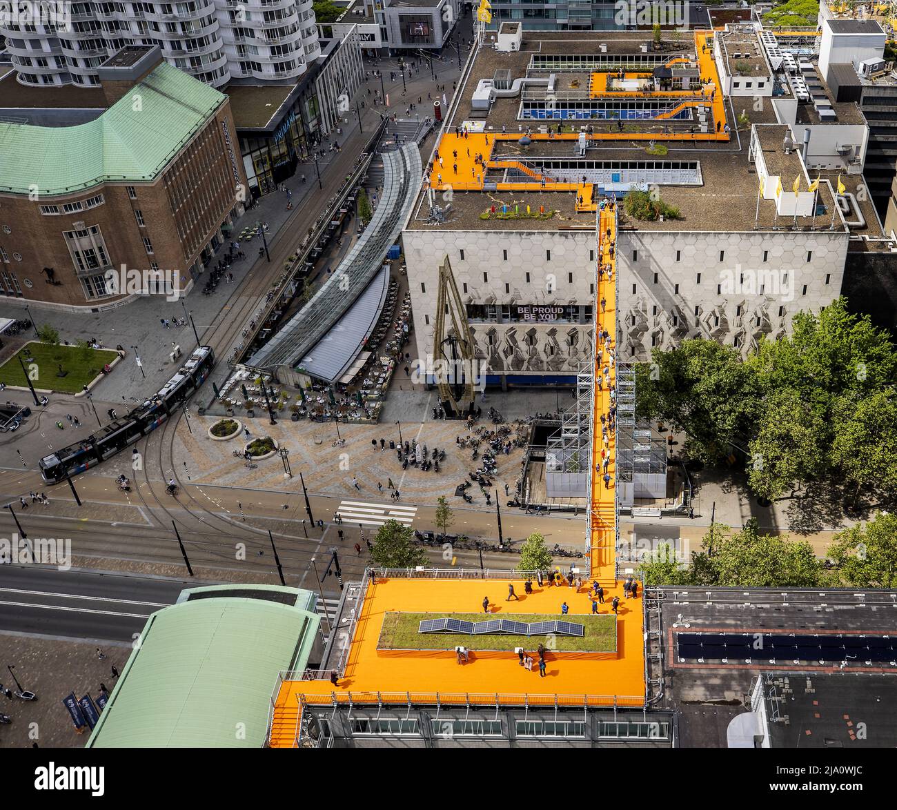 2022-05-26 12:17:56 ROTTERDAM - les visiteurs marchent à travers le pont du ciel qui a été construit pour la promenade sur le toit de Rotterdam. Le pont aérien fait partie des journées sur le toit de Rotterdam et s'étend du bâtiment WTC au toit du grand magasin de Bijenkorf au-dessus du Coolsingel. ANP KOEN VAN WEEL pays-bas hors - belgique hors Banque D'Images