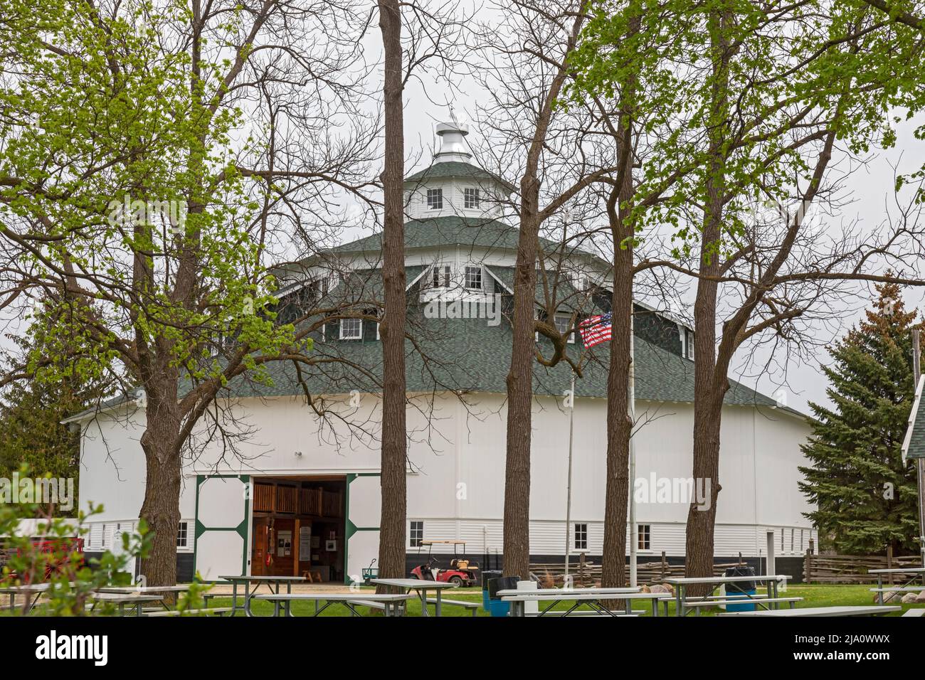 Gagetown, Michigan - la Grange Thumb Octagon dans la région Thumb du Michigan. La rare grange à huit côtés a été construite en 1923. C'est maintenant un musée agricole. Banque D'Images