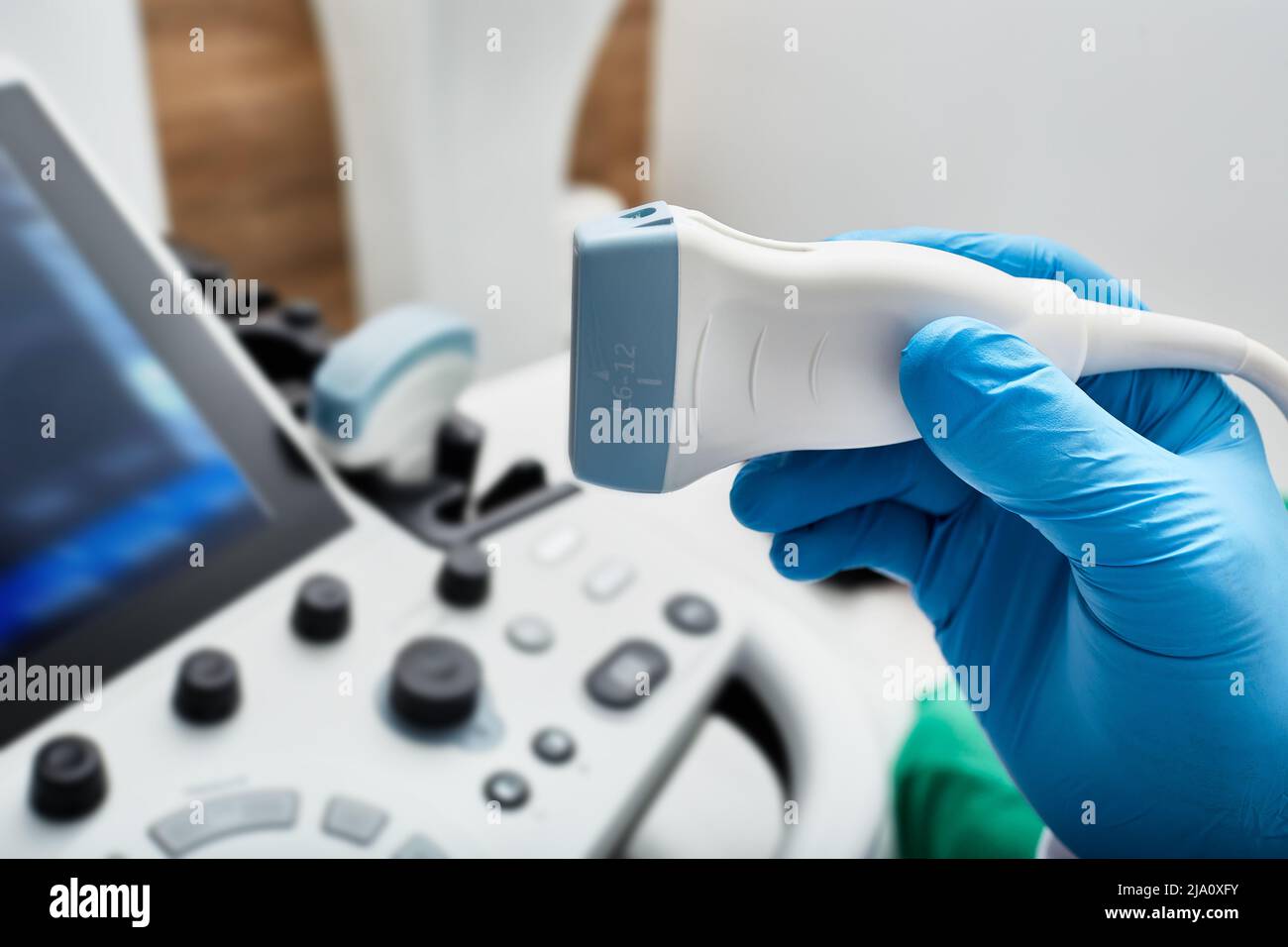 Sonde d'échographie dans la main du médecin, près de l'échographe dans une clinique médicale. Échographie Banque D'Images