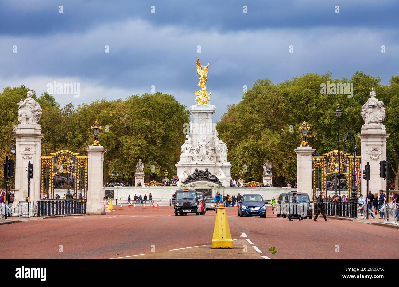 Londres, Royaume-Uni - 28 octobre 2012 : portes du Victoria Memorial et de Buckingham Palace Memorial Gardens, vue depuis Spur Road Banque D'Images
