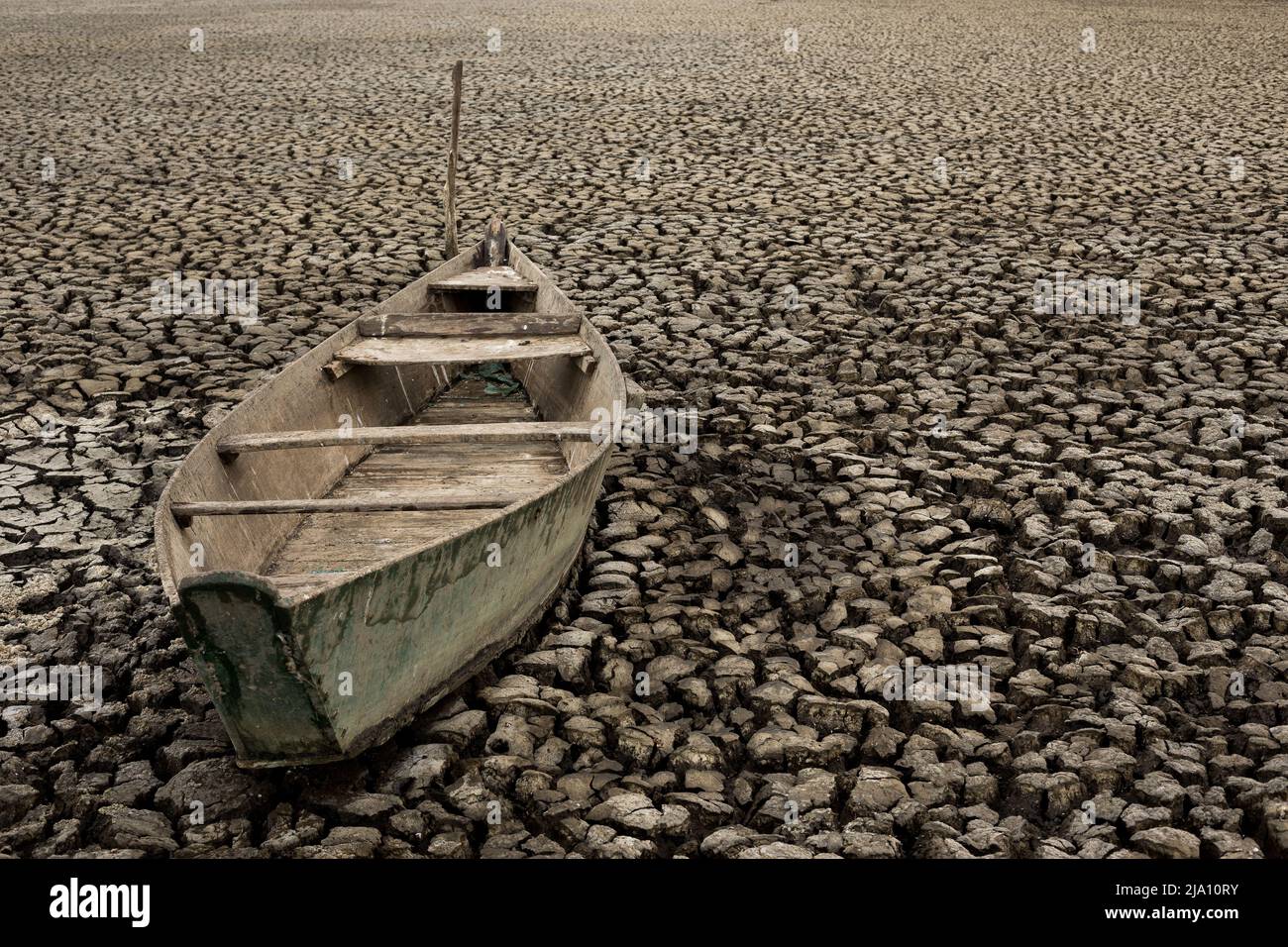 faites du canoë dans un lac sec avec un sol fissuré Banque D'Images