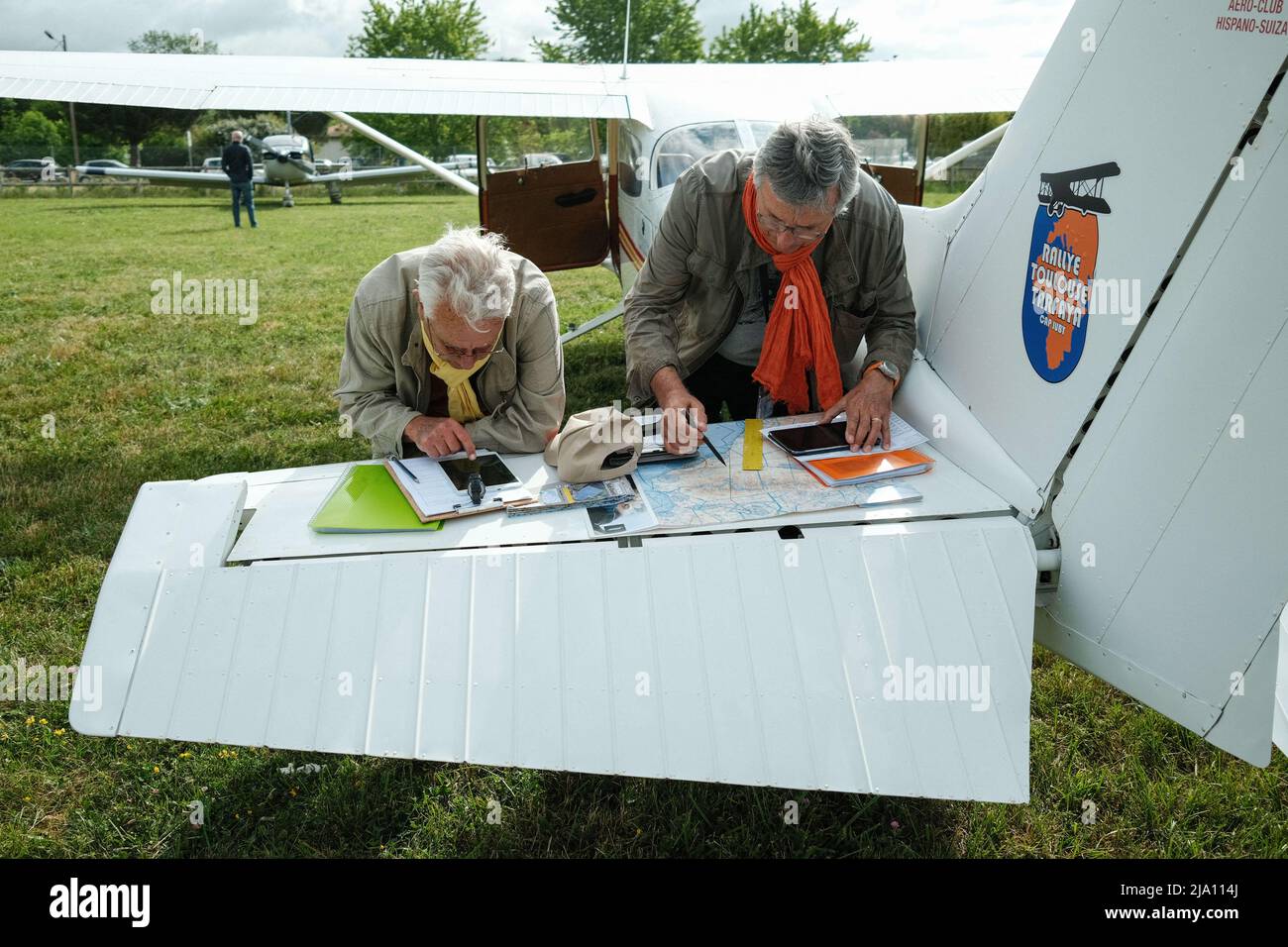 Toulouse, France, 26 mai 2022. Identification par les participants de la route aérienne sur une carte. 'Sur les traces du petit prince' est le titre du Rallye aéronautique 1st Toulouse (France) / Tarfaya (Cap Juby, Maroc), qui vient de quitter Toulouse le 26 mai 2022. La course est le petit frère du Rallye Toulouse / Saint-Louis-du-Sénégal, et est soutenue entre autres par la Fondation "Saint Exupéry pour la Jeunesse". Photo de Patrick Batard / ABACAPRESS.com Banque D'Images