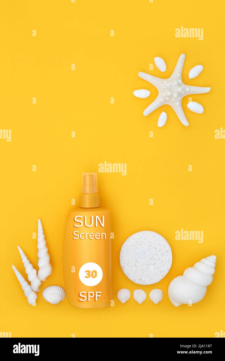 Crème solaire Suntan UV facteur 30 bouteille pour la protection de la peau sur fond jaune avec éponge cosmétique, soleil abstrait d'étoiles de mer et coquillages. Banque D'Images