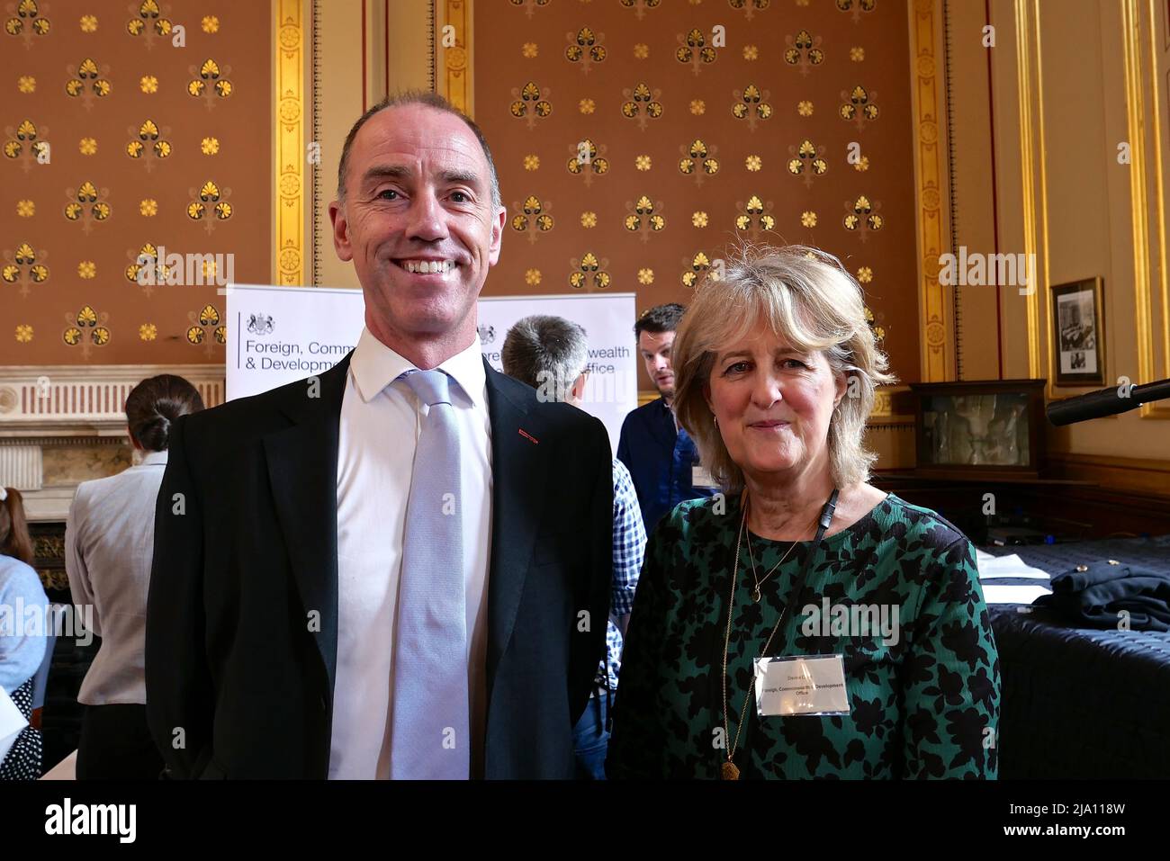 En collaboration avec Whitehall , un événement annuel organisé au Foreign Office où les journalistes ont l'occasion de se rencontrer et de rencontrer des représentants de tous les bureaux du gouvernement . C'est la première fois en deux ans que cet événement a eu lieu comme les deux dernières années, il n'a pas été possible en raison des restrictions COVID-19. Les événements ont lieu dans la suite Locamo via le Grand escalier . Il est organisé par Davina Role Media, Foreign, Commonwealth & Development . Les invités étaient les bienvenus par Greg Swift , responsable des nouvelles au Bureau des affaires étrangères, du Commonwealth et du développement et secrétaire de presse du Secrétaire aux affaires étrangères . Banque D'Images