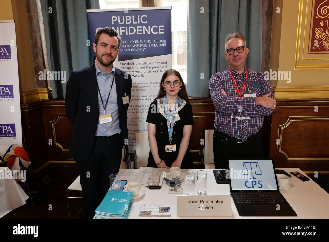 En collaboration avec Whitehall , un événement annuel organisé au Foreign Office où les journalistes ont l'occasion de se rencontrer et de rencontrer des représentants de tous les bureaux du gouvernement . C'est la première fois en deux ans que cet événement a eu lieu comme les deux dernières années, il n'a pas été possible en raison des restrictions COVID-19. Les événements ont lieu dans la suite Locamo via le Grand escalier . Il est organisé par Davina Role Media, Foreign, Commonwealth & Development . Les invités étaient les bienvenus par Greg Swift , responsable des nouvelles au Bureau des affaires étrangères, du Commonwealth et du développement et secrétaire de presse du Secrétaire aux affaires étrangères . Banque D'Images