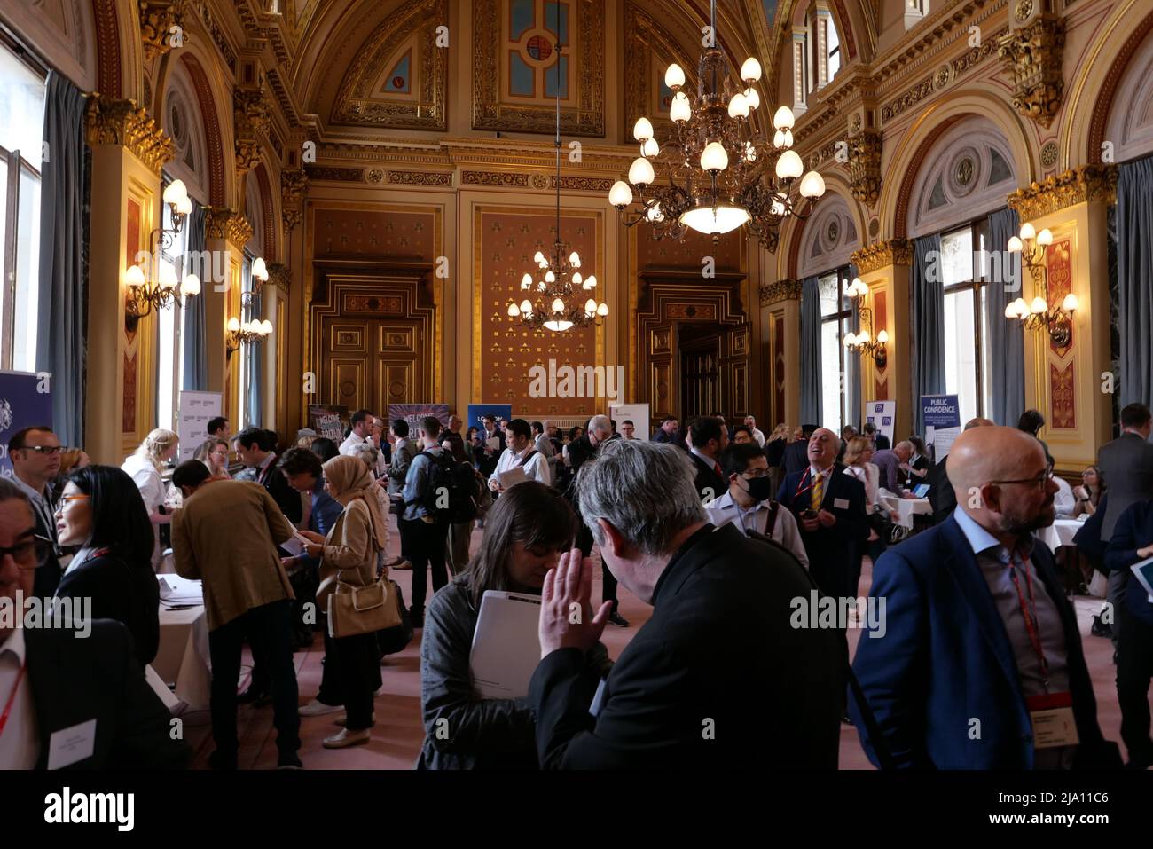 En collaboration avec Whitehall , un événement annuel organisé au Foreign Office où les journalistes ont l'occasion de se rencontrer et de rencontrer des représentants de tous les bureaux du gouvernement . C'est la première fois en deux ans que cet événement a eu lieu comme les deux dernières années, il n'a pas été possible en raison des restrictions COVID-19. Les événements ont lieu dans la suite Locamo via le Grand escalier . Il est organisé par Davina Role Media, Foreign, Commonwealth & Development . Les invités étaient les bienvenus par Greg Swift , responsable des nouvelles au Bureau des affaires étrangères, du Commonwealth et du développement et secrétaire de presse du Secrétaire aux affaires étrangères . Banque D'Images