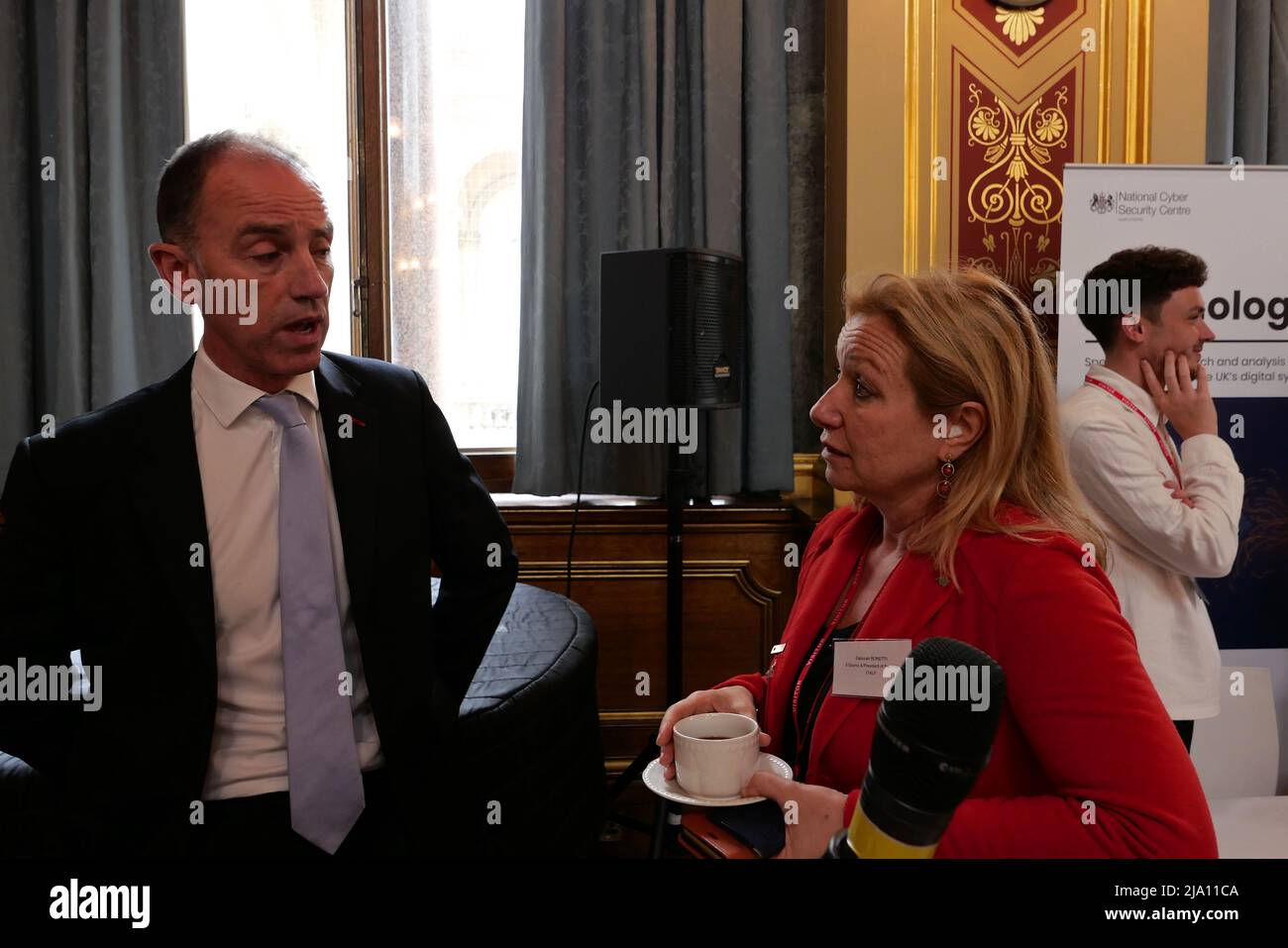 En collaboration avec Whitehall , un événement annuel organisé au Foreign Office où les journalistes ont l'occasion de se rencontrer et de rencontrer des représentants de tous les bureaux du gouvernement . C'est la première fois en deux ans que cet événement a eu lieu comme les deux dernières années, il n'a pas été possible en raison des restrictions COVID-19. Les événements ont lieu dans la suite Locamo via le Grand escalier . Il est organisé par Davina Role Media, Foreign, Commonwealth & Development . Les invités étaient les bienvenus par Greg Swift , responsable des nouvelles au Bureau des affaires étrangères, du Commonwealth et du développement et secrétaire de presse du Secrétaire aux affaires étrangères . Banque D'Images