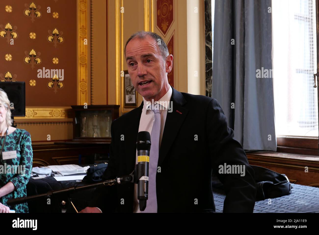 En collaboration avec Whitehall , un événement annuel organisé au Foreign Office où les journalistes ont l'occasion de se rencontrer et de rencontrer des représentants de tous les bureaux du gouvernement . C'est la première fois en deux ans que cet événement a eu lieu comme les deux dernières années, il n'a pas été possible en raison des restrictions COVID-19. Les événements ont lieu dans la suite Locamo via le Grand escalier . Il est organisé par Davina Role Media, Foreign, Commonwealth & Development . Les invités étaient les bienvenus par Greg Swift , responsable des nouvelles au Bureau des affaires étrangères, du Commonwealth et du développement et secrétaire de presse du Secrétaire aux affaires étrangères . Banque D'Images