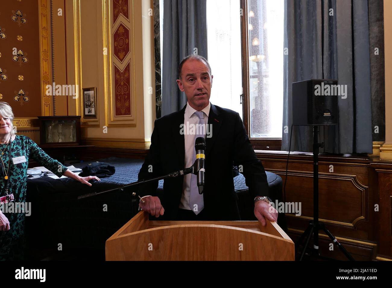 En collaboration avec Whitehall , un événement annuel organisé au Foreign Office où les journalistes ont l'occasion de se rencontrer et de rencontrer des représentants de tous les bureaux du gouvernement . C'est la première fois en deux ans que cet événement a eu lieu comme les deux dernières années, il n'a pas été possible en raison des restrictions COVID-19. Les événements ont lieu dans la suite Locamo via le Grand escalier . Il est organisé par Davina Role Media, Foreign, Commonwealth & Development . Les invités étaient les bienvenus par Greg Swift , responsable des nouvelles au Bureau des affaires étrangères, du Commonwealth et du développement et secrétaire de presse du Secrétaire aux affaires étrangères . Banque D'Images