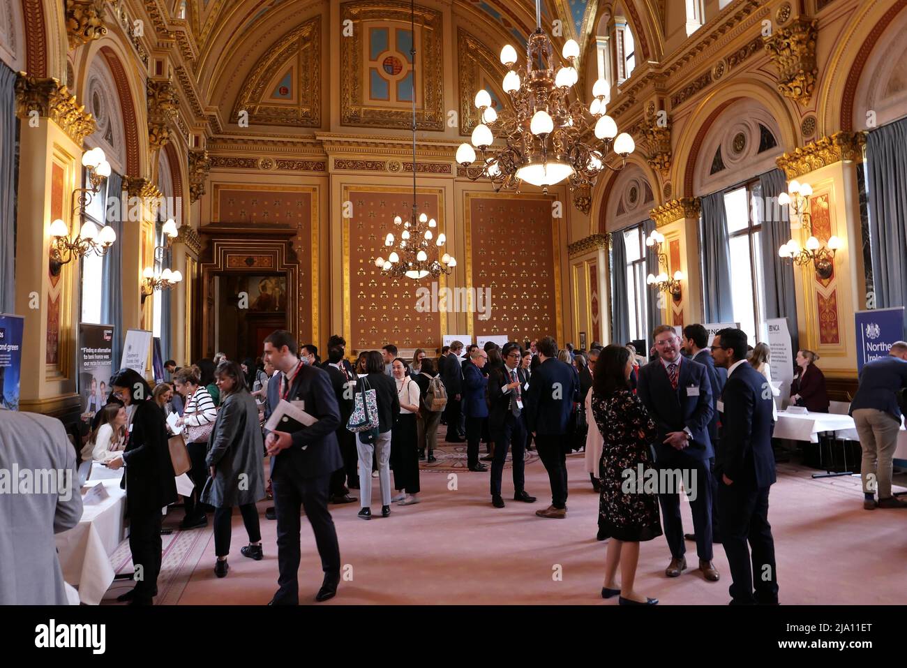 En collaboration avec Whitehall , un événement annuel organisé au Foreign Office où les journalistes ont l'occasion de se rencontrer et de rencontrer des représentants de tous les bureaux du gouvernement . C'est la première fois en deux ans que cet événement a eu lieu comme les deux dernières années, il n'a pas été possible en raison des restrictions COVID-19. Les événements ont lieu dans la suite Locamo via le Grand escalier . Il est organisé par Davina Role Media, Foreign, Commonwealth & Development . Les invités étaient les bienvenus par Greg Swift , responsable des nouvelles au Bureau des affaires étrangères, du Commonwealth et du développement et secrétaire de presse du Secrétaire aux affaires étrangères . Banque D'Images