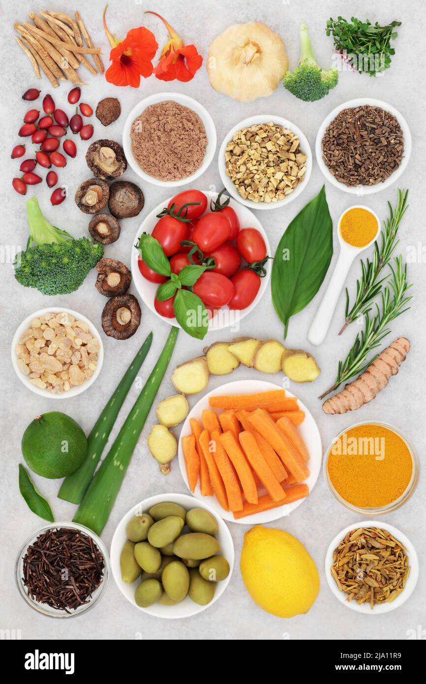 Une collection d'aliments végétaliens sains pour stimuler le système immunitaire, les légumes, les fruits, les herbes médicinales, les épices. Aliments riches en antioxydants, anthocyanines, fibres. Banque D'Images