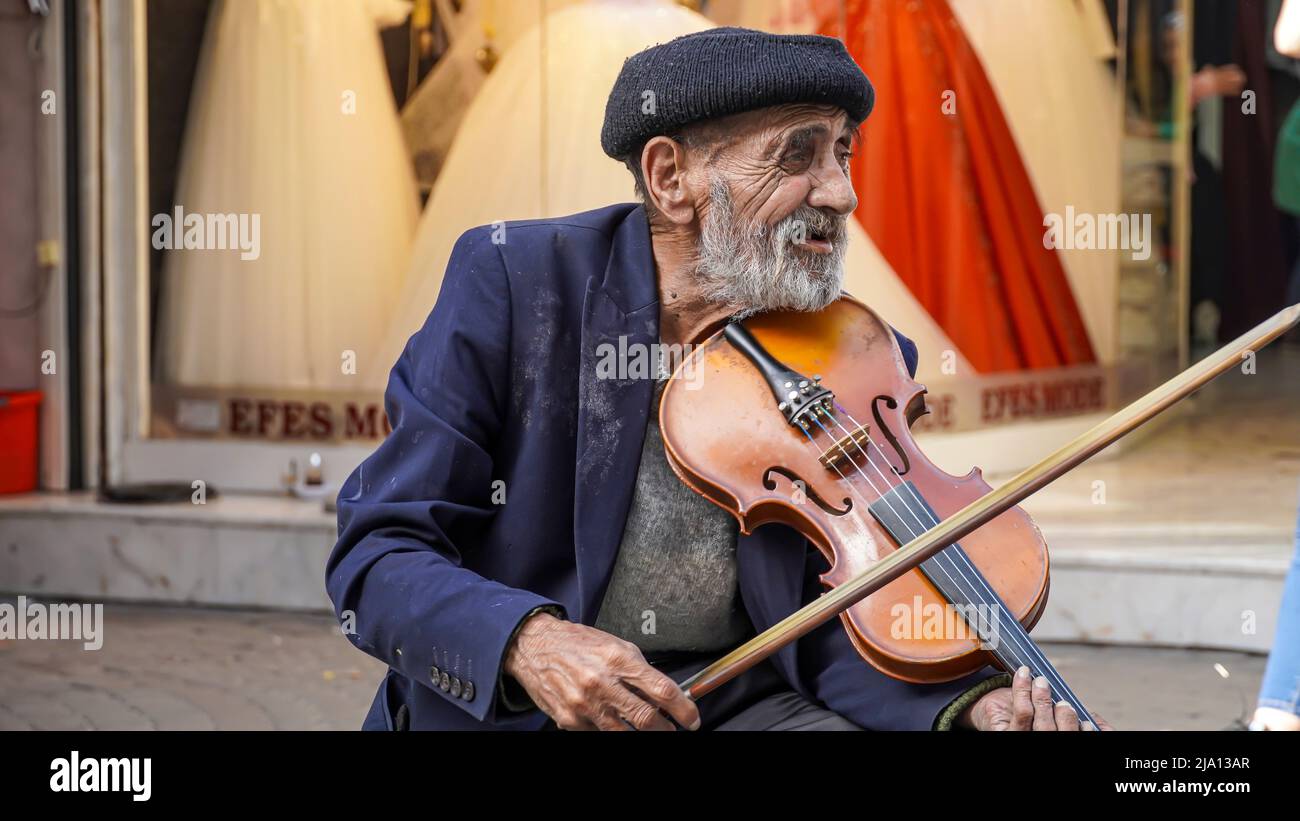 Izmir, Turquie, Turquie. 24th mai 2022. Un violoniste ancien et sans domicile joue son violon dans la rue et demande des almes à Konak, Izmir, Turquie le 24 mai 2022 (Credit image: © Dil Toffolo/Pacific Press via ZUMA Press Wire) Banque D'Images