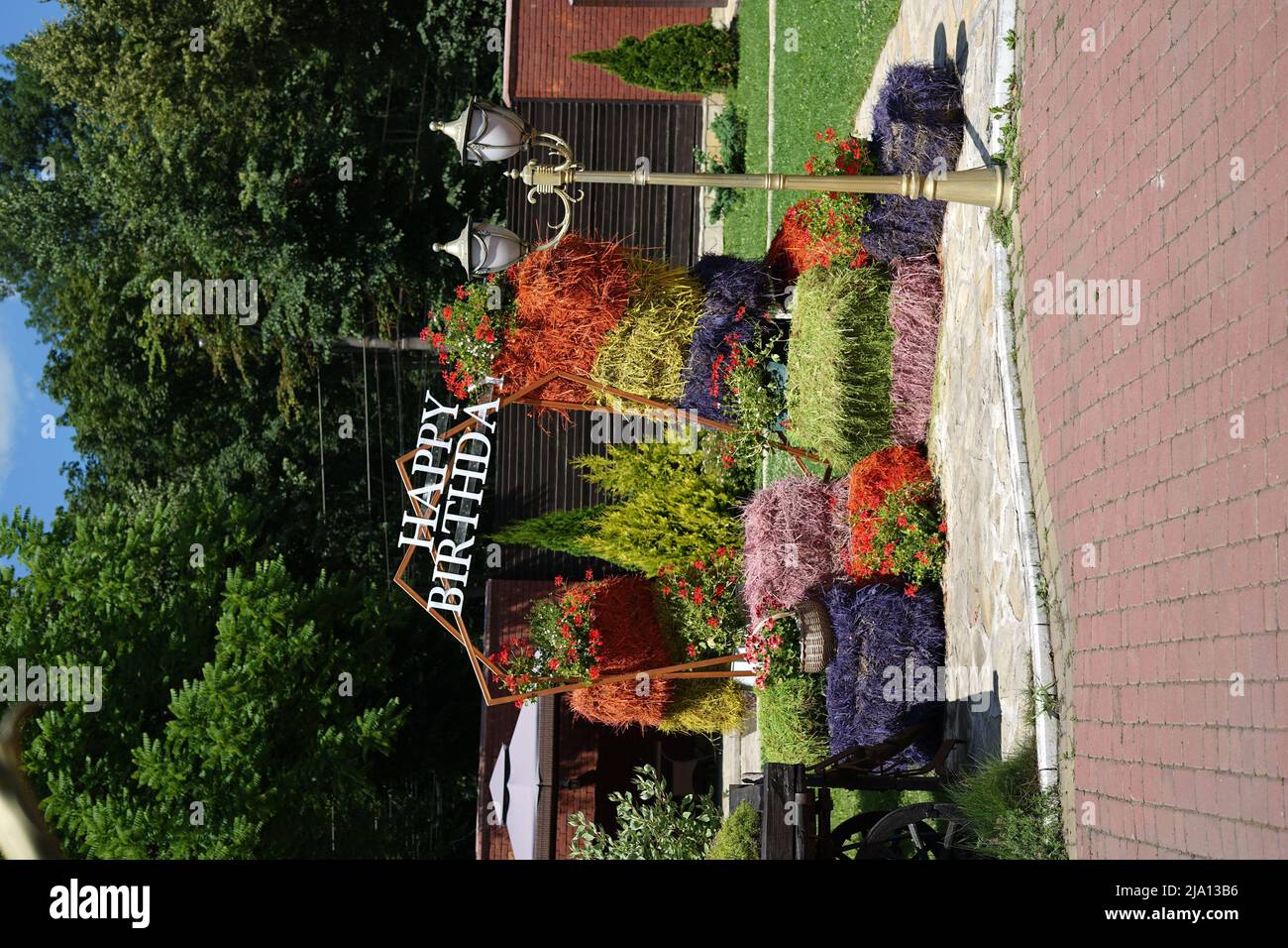 Joyeux anniversaire photo zone faite de balles de foin naturelles peintes dans différentes couleurs Banque D'Images