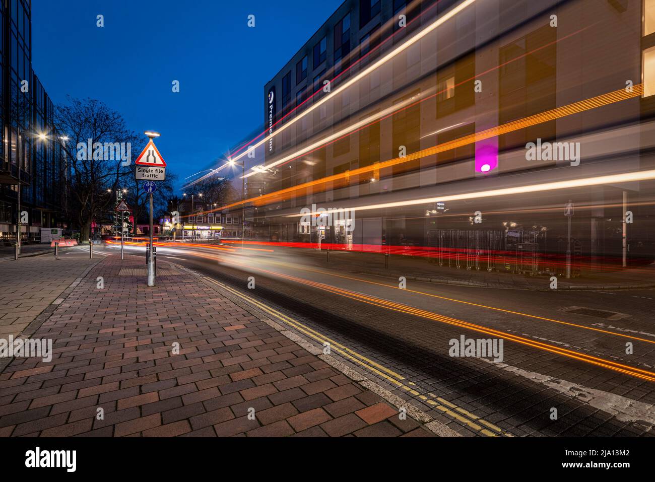 Centre-ville de Portsmouth la nuit avec le premier Inn et les sentiers de lumière. Banque D'Images