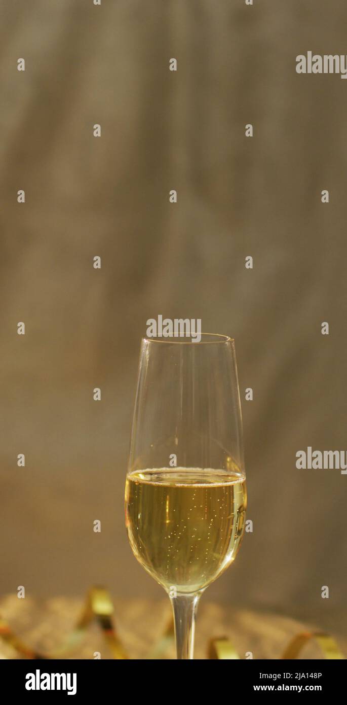 Image verticale de deux verres de champagne pour faire un toast Banque D'Images