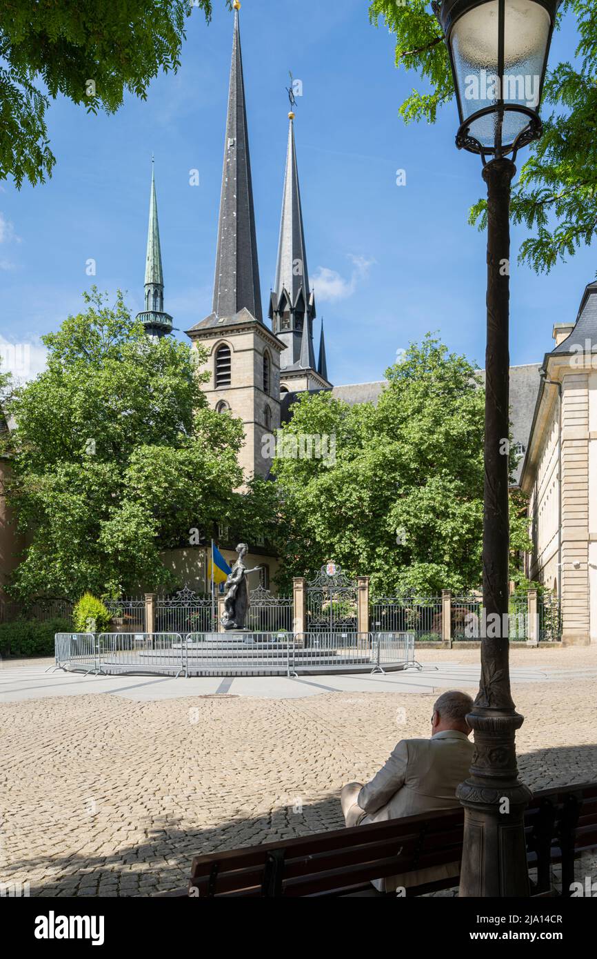 Luxembourg, mai 2022. Vue panoramique sur la place Clairefontaine avec le Monument de la Grande Duchesse Charlotte dans le centre-ville Banque D'Images